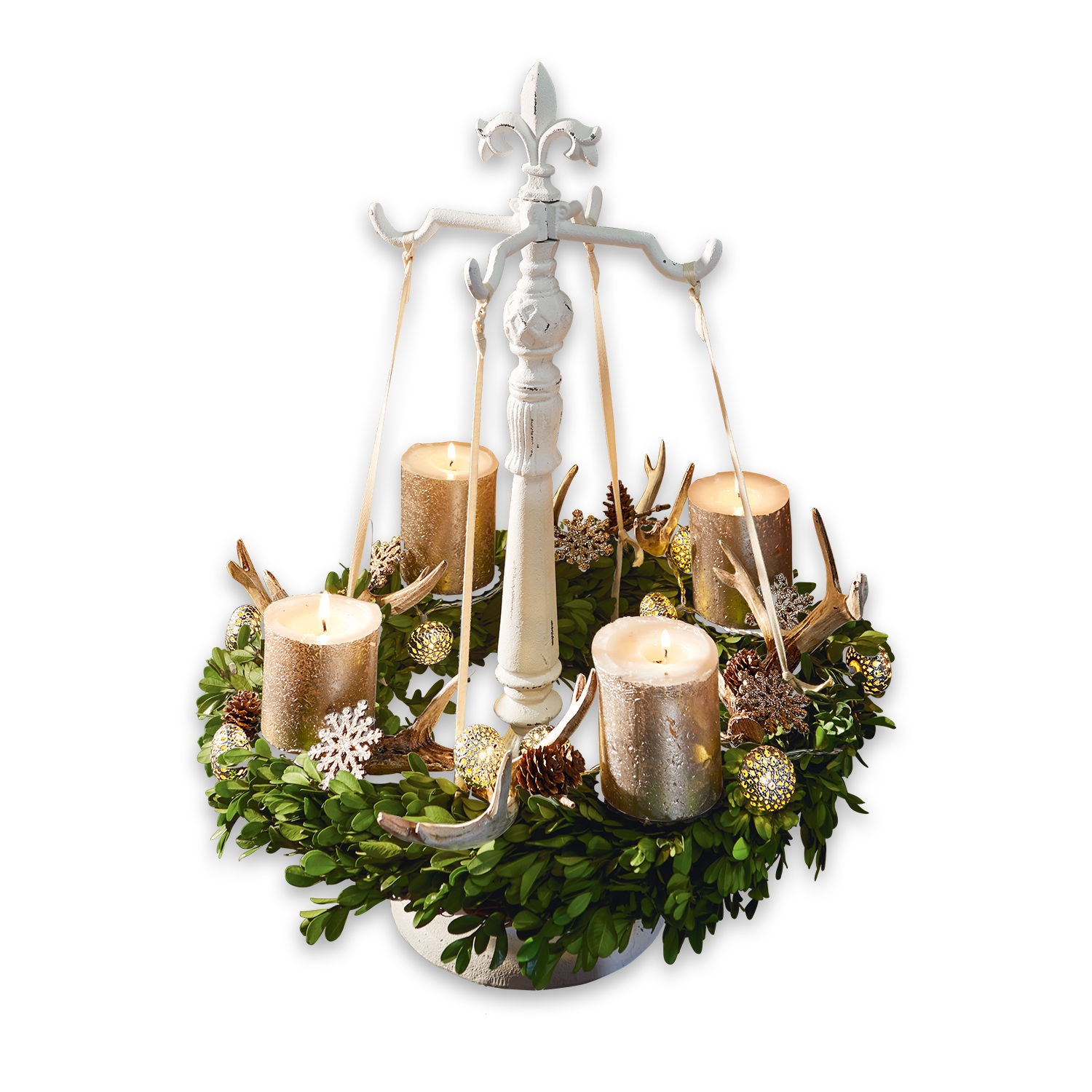 Kranshouder Antwan Decoratieve adventskrans met groene bladeren, gouden kaarsen en witte metalen standaard