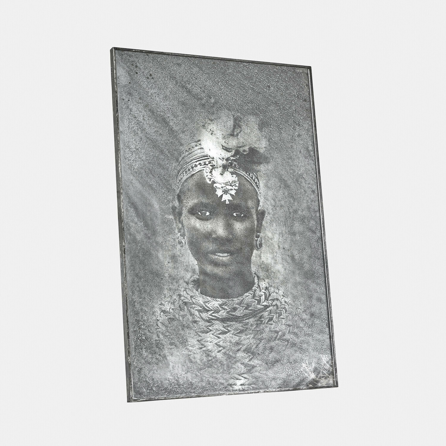 Zwart-wit portret van vrouw met traditionele sieraden en hoofdversiering op decoratief metalen bord