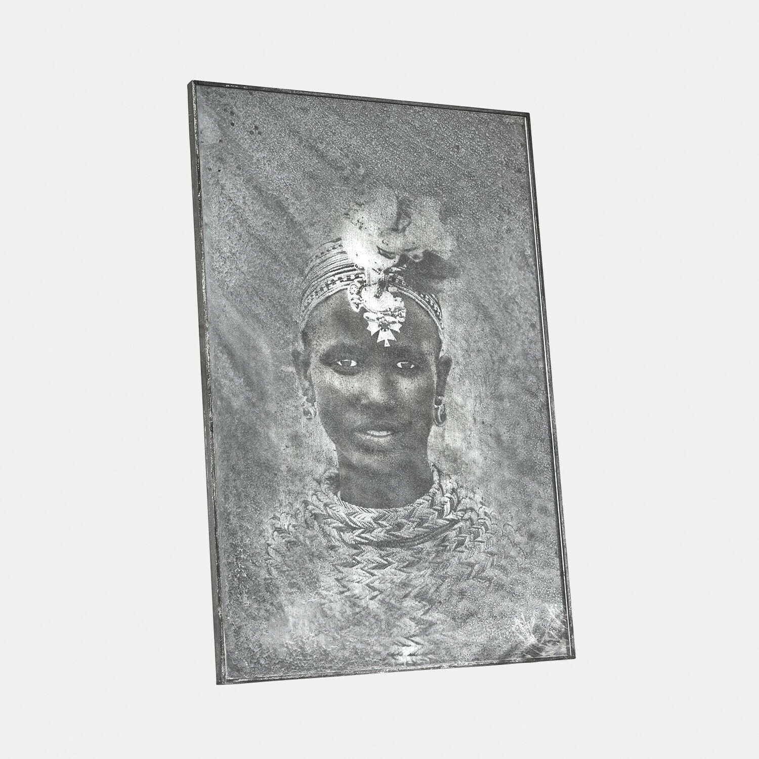 Gegraveerde spiegel Rashira Zwart-wit portret van vrouw met traditionele sieraden en hoofdversiering op decoratief metalen bord
