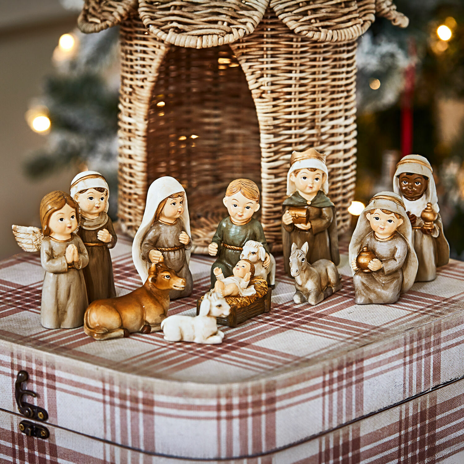 Kerststalfiguurtje set van 11 Kittalee Keramische kerststalfiguren in natuurlijke kleuren op geruit oppervlak voor kerstdecoratie
