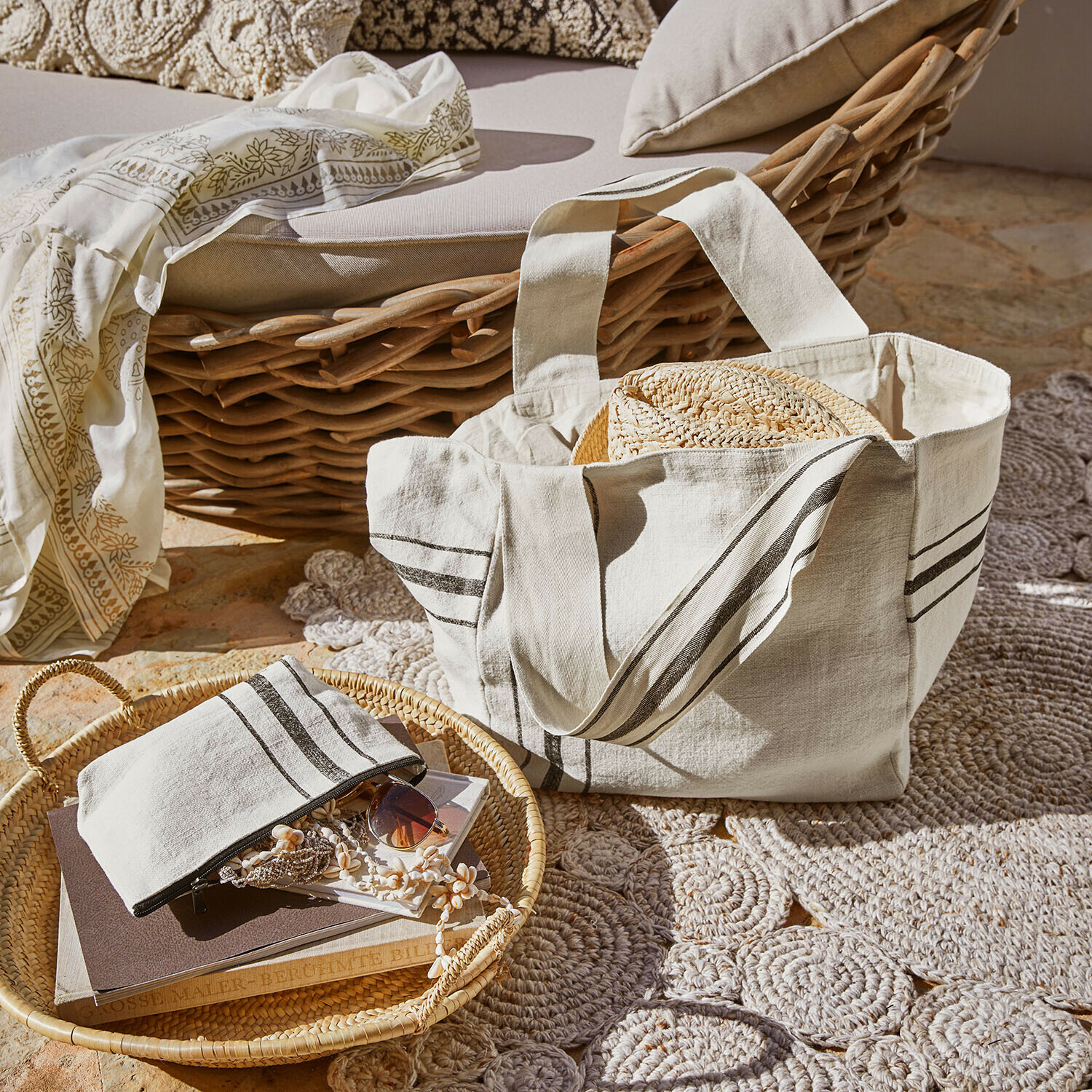 Tas set van 2 Bravenda Beige katoenen tas met strepen en strohoed voor rotan stoel en vloerkleed in zonlicht