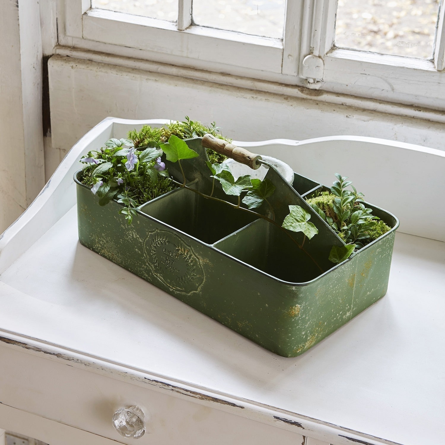 Bak Brea Groene metalen doos met vakken en houten handvat, versierd met planten en mos