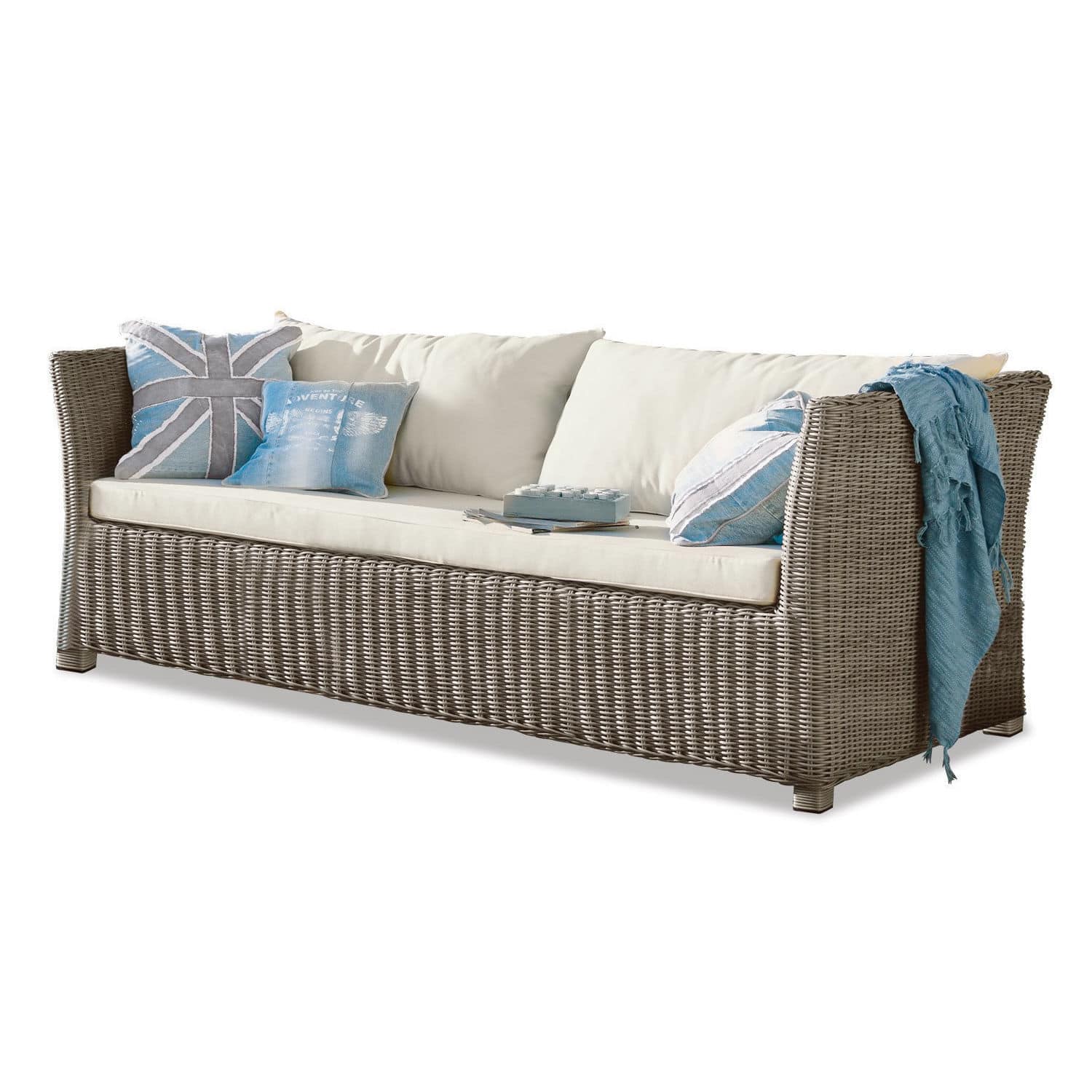Bank van grijs kunststof riet met crèmekleurige kussens en blauwe decoratieve accenten voor buiten