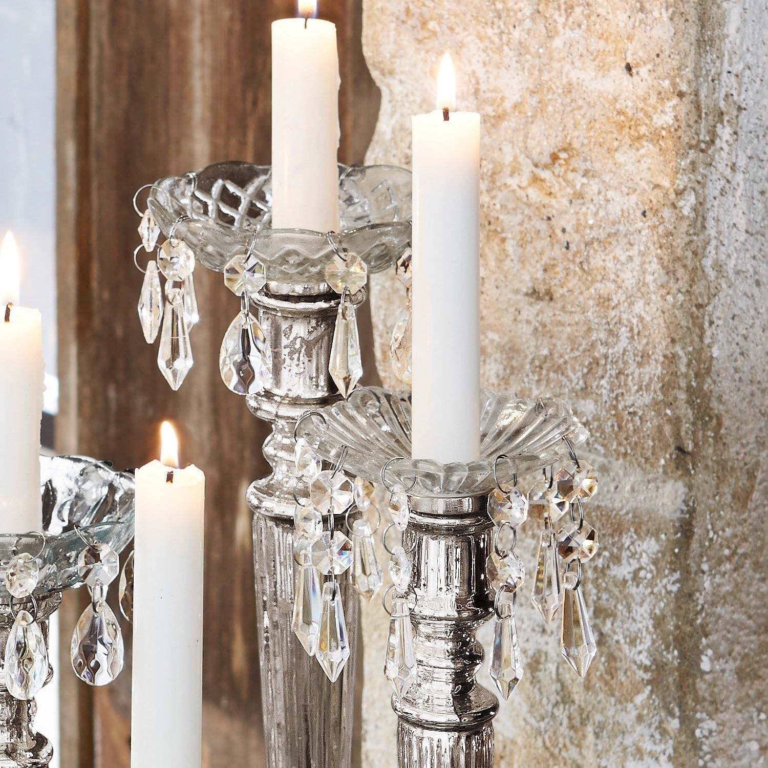 Zilveren kandelaar met kristallen hangers en witte kaarsen, vintage interieurdecoratie