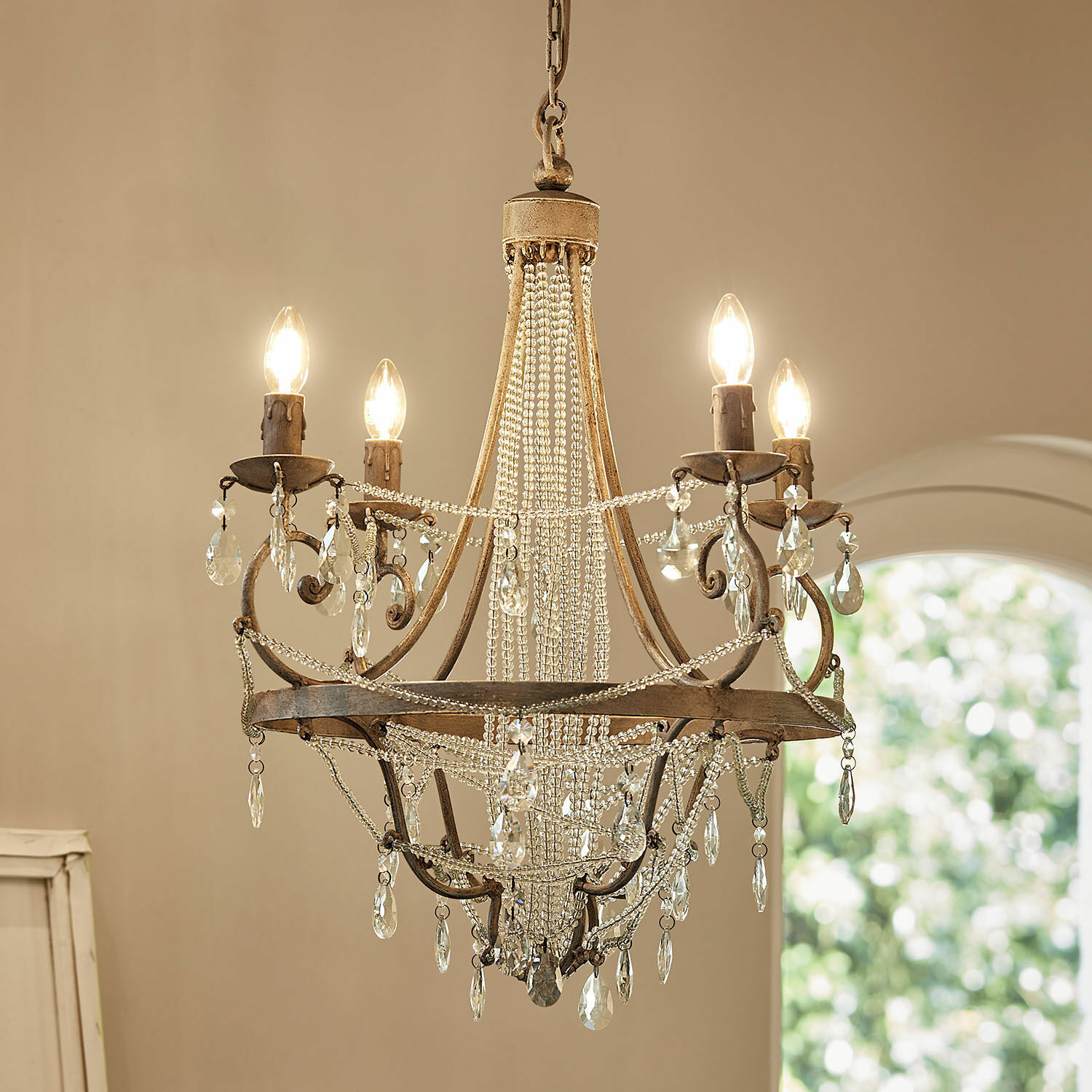 Beige metalen kroonluchter met kristallen kettingen en decoratieve lampen voor binnenverlichting