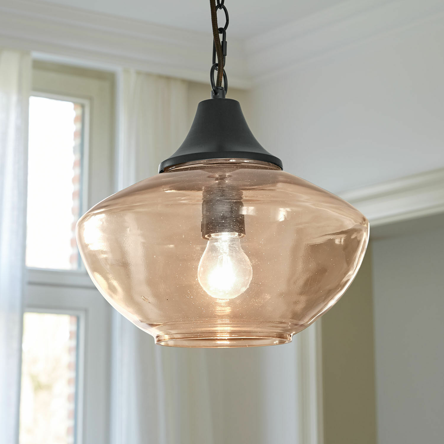 Hanglamp Nerilane Hanglamp van amberkleurig glas met zwarte metalen houder, moderne binnenverlichting
