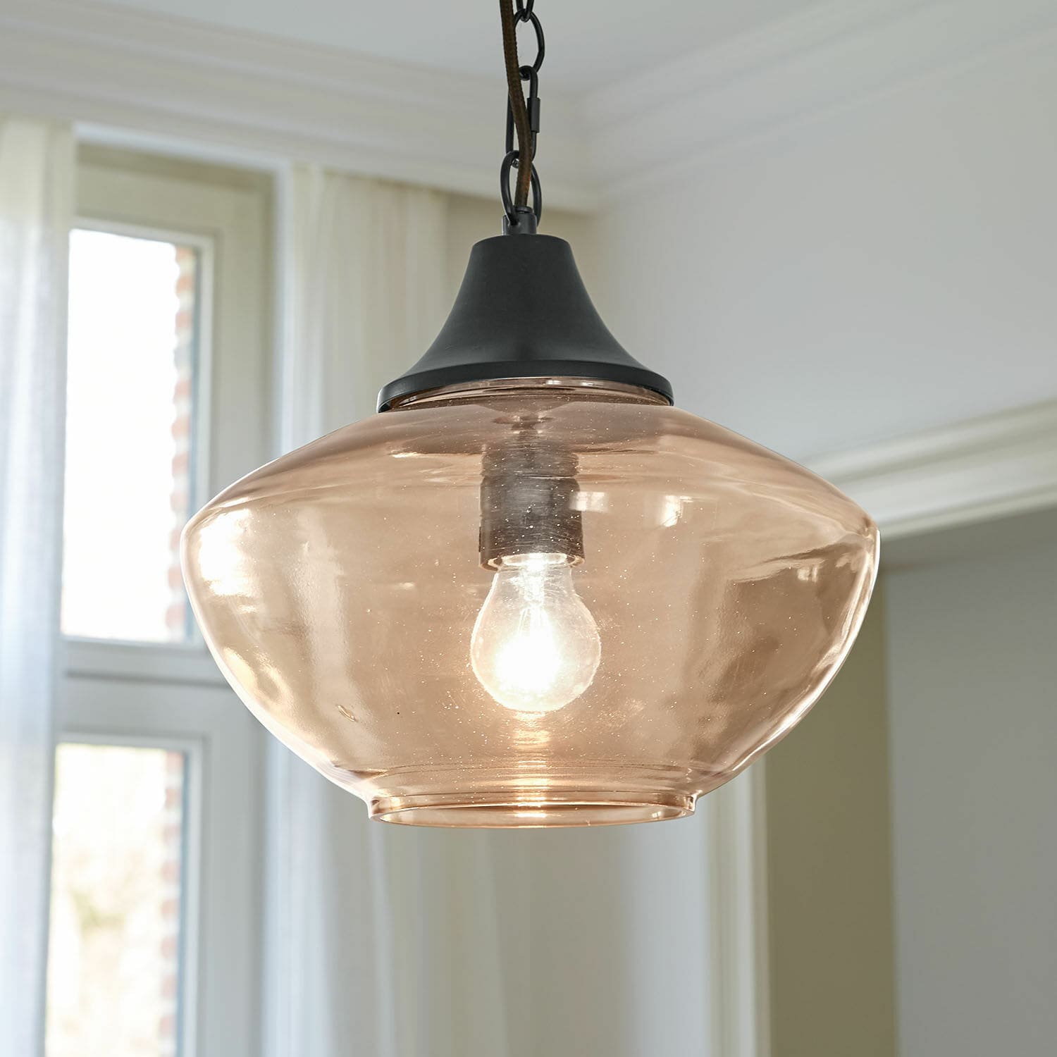 Hanglamp Nerilane Hanglamp van amberkleurig glas met zwarte metalen houder, moderne binnenverlichting