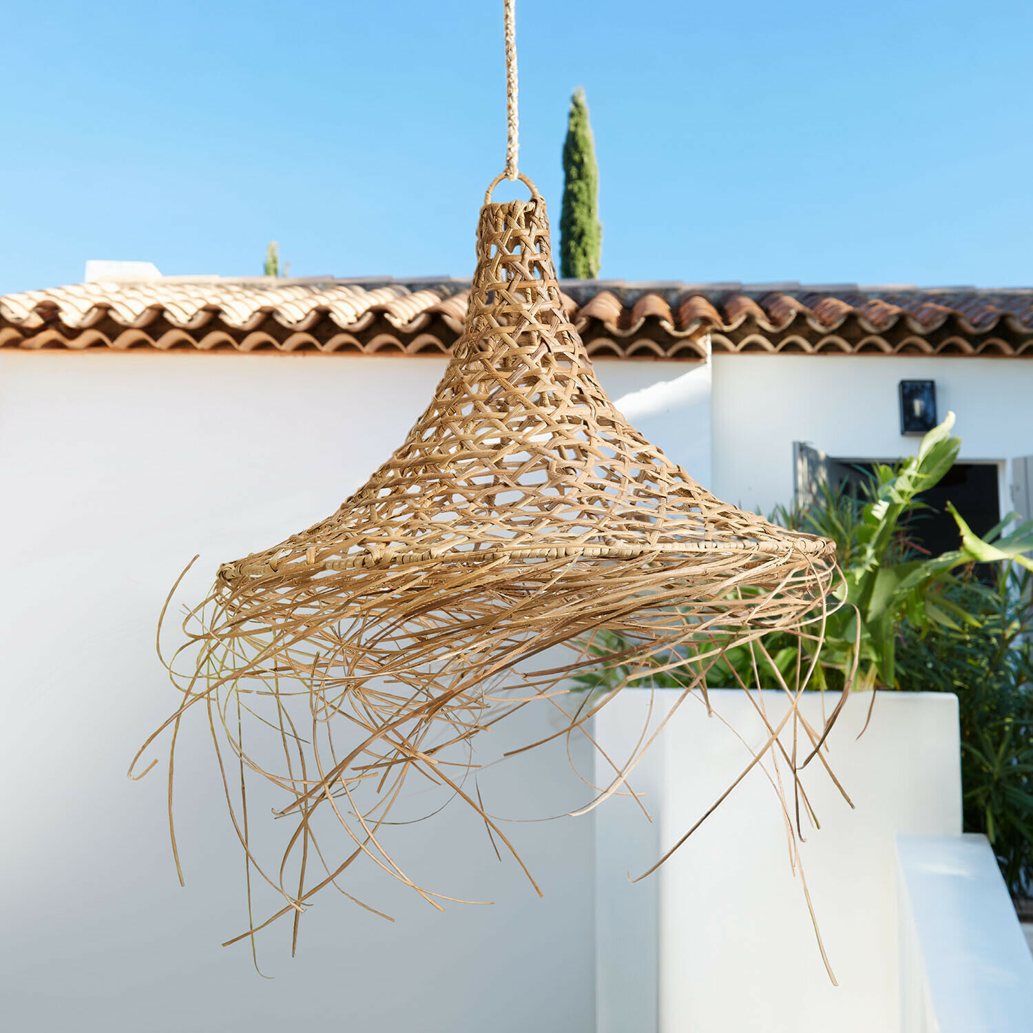 Hanglamp van gevlochten rotan in natuurlijke kleur, geschikt voor binnen- en buitendecoratie