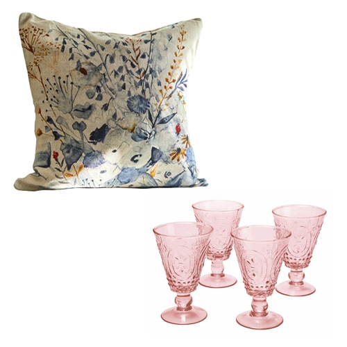 Decoratief kussen met blauwbruine bloemenprint en set van vier roze glazen voor drankjes