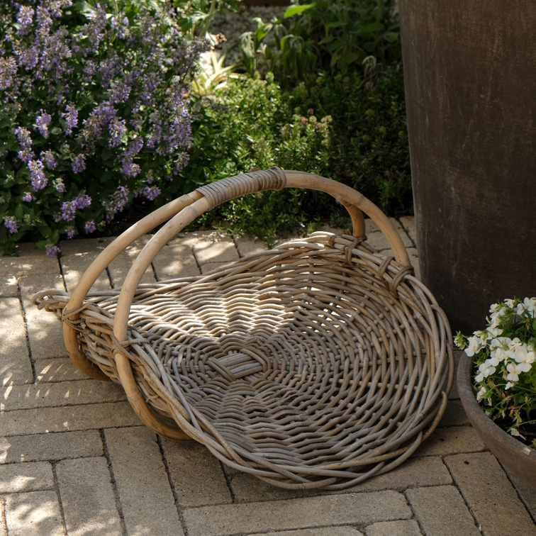 Natuurlijke rieten mand met handvat, ideaal voor tuin of picknick