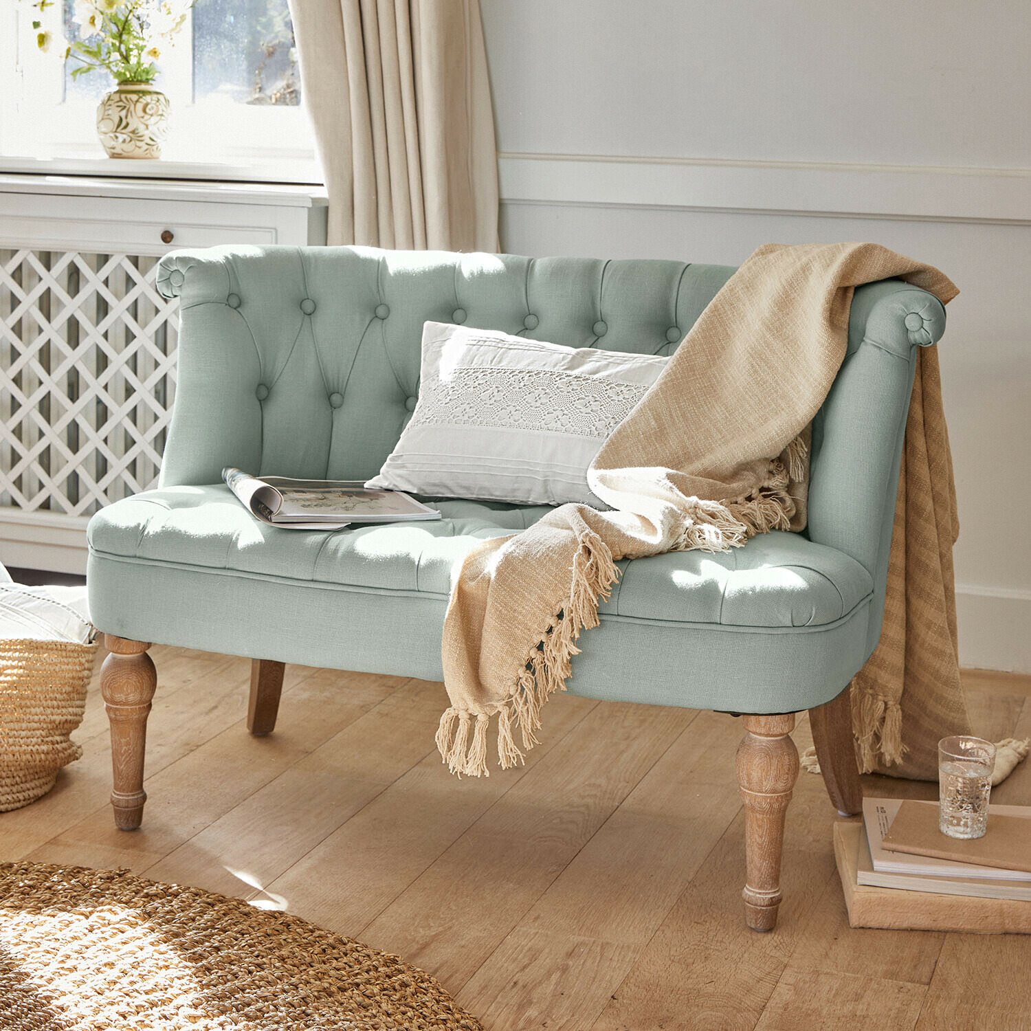 Bank Weralin Mintgroene gestoffeerde bank met houten poten, beige deken en wit kussen in vintage stijl