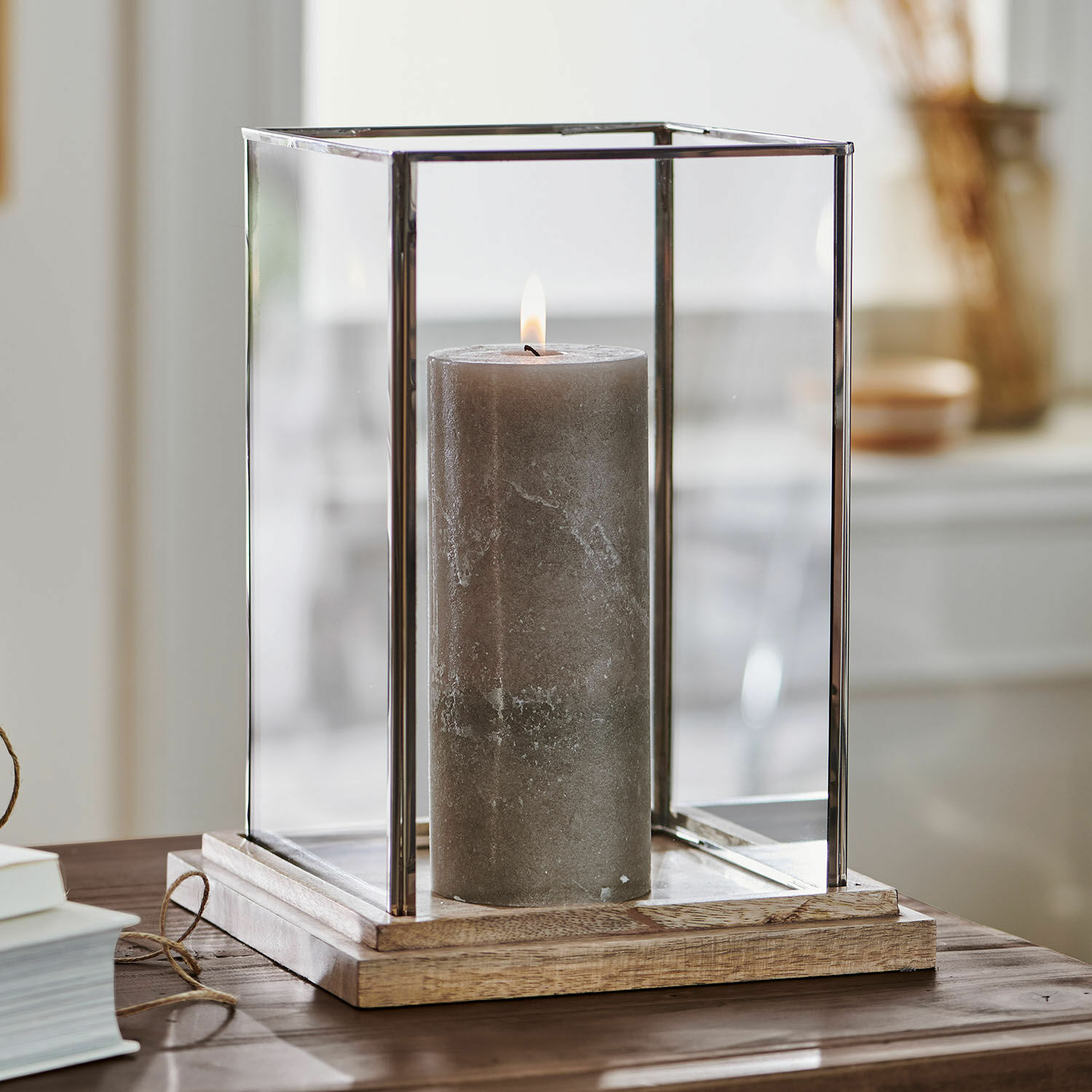 Glazen lantaarn met houten voet en grijze kaars, interieurdecoratie, sfeerverlichting