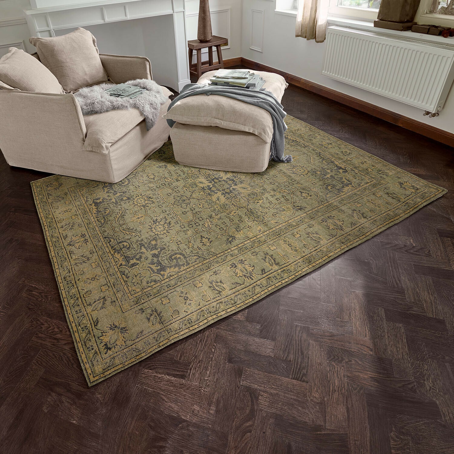 Vloerkleed Marouan Beige oosterse vloerkleed op donkere houten vloer in woonkamer met beige fauteuil