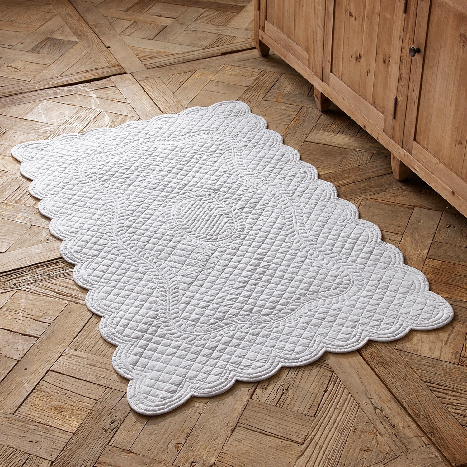 Badmat Meggie Witte gewatteerde katoenen vloermat met decoratief patroon, perfect voor woningdecoratie.
