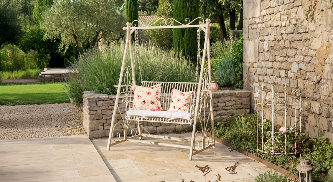 Romantisch schommelen in het rood en wit