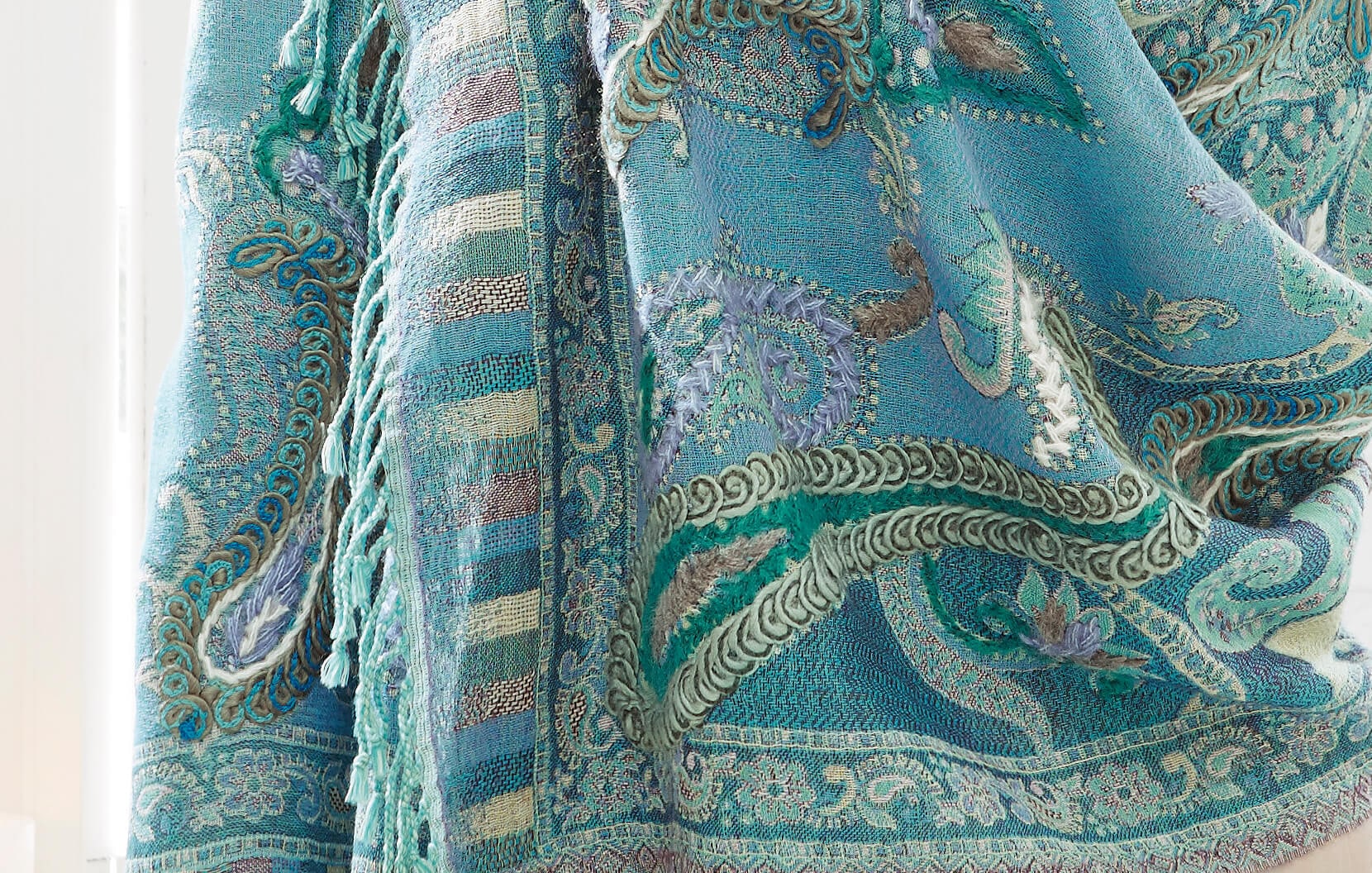 Turquoise oosterse deken met franjes en patroon, zachte stof, decoratief textielaccessoire voor interieur
