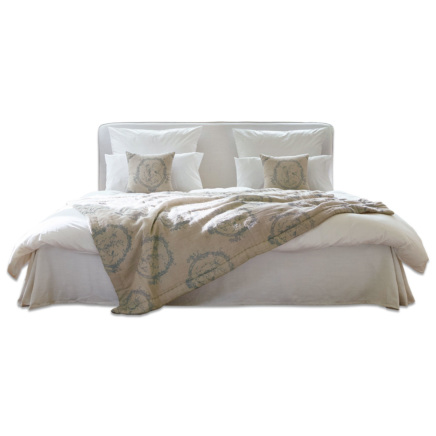 Bed Aubrianne Bed met lichtgrijs gestoffeerd hoofdeinde en beige deken met patroon, wit beddengoed