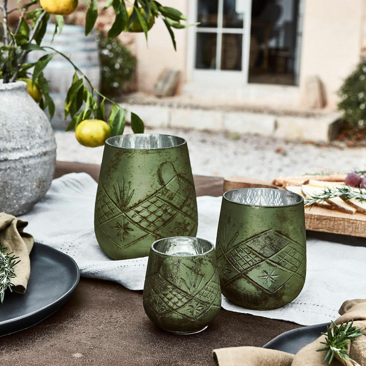 Windlicht set van 3 Vitas Set van drie groene glazen theelichthouders met patroon, rustieke tafeldecoratie