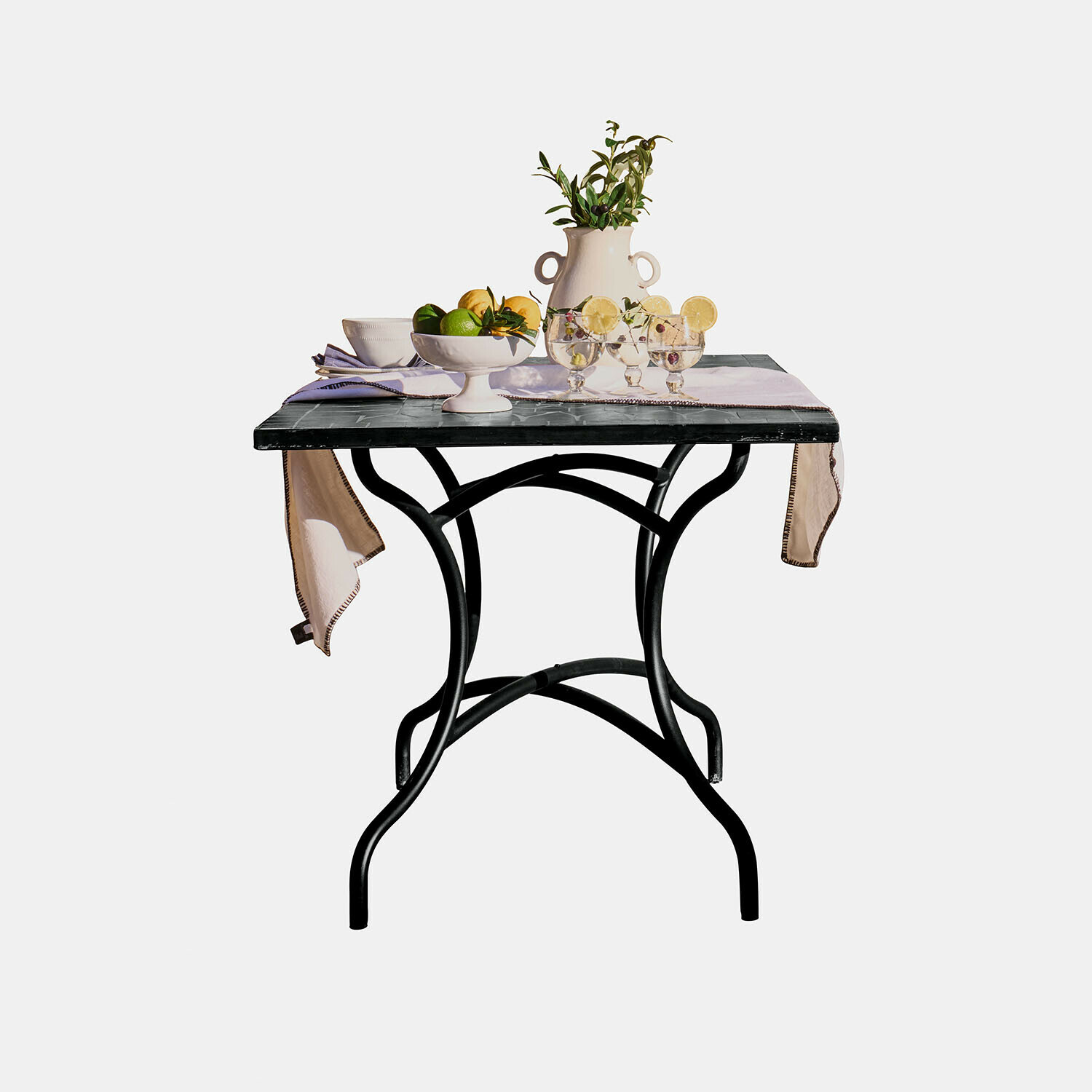 Tafel Maurelle Tafel met zwart metalen onderstel en marmeren blad, versierd met fruit en vaas