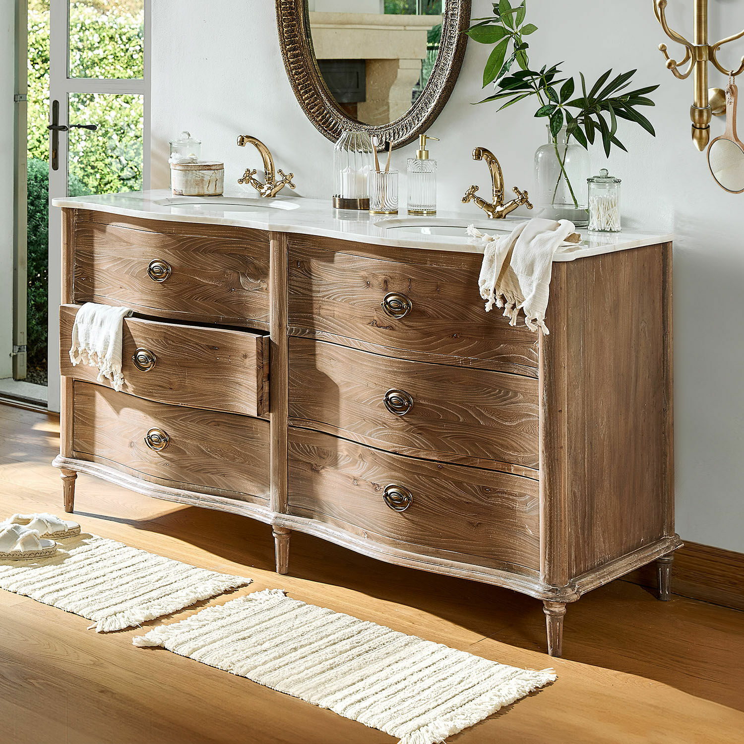 Dubbele wastafel Joravelle Houten badkamermeubel met marmeren blad en gouden kranen, decoratief en functioneel ontwerp
