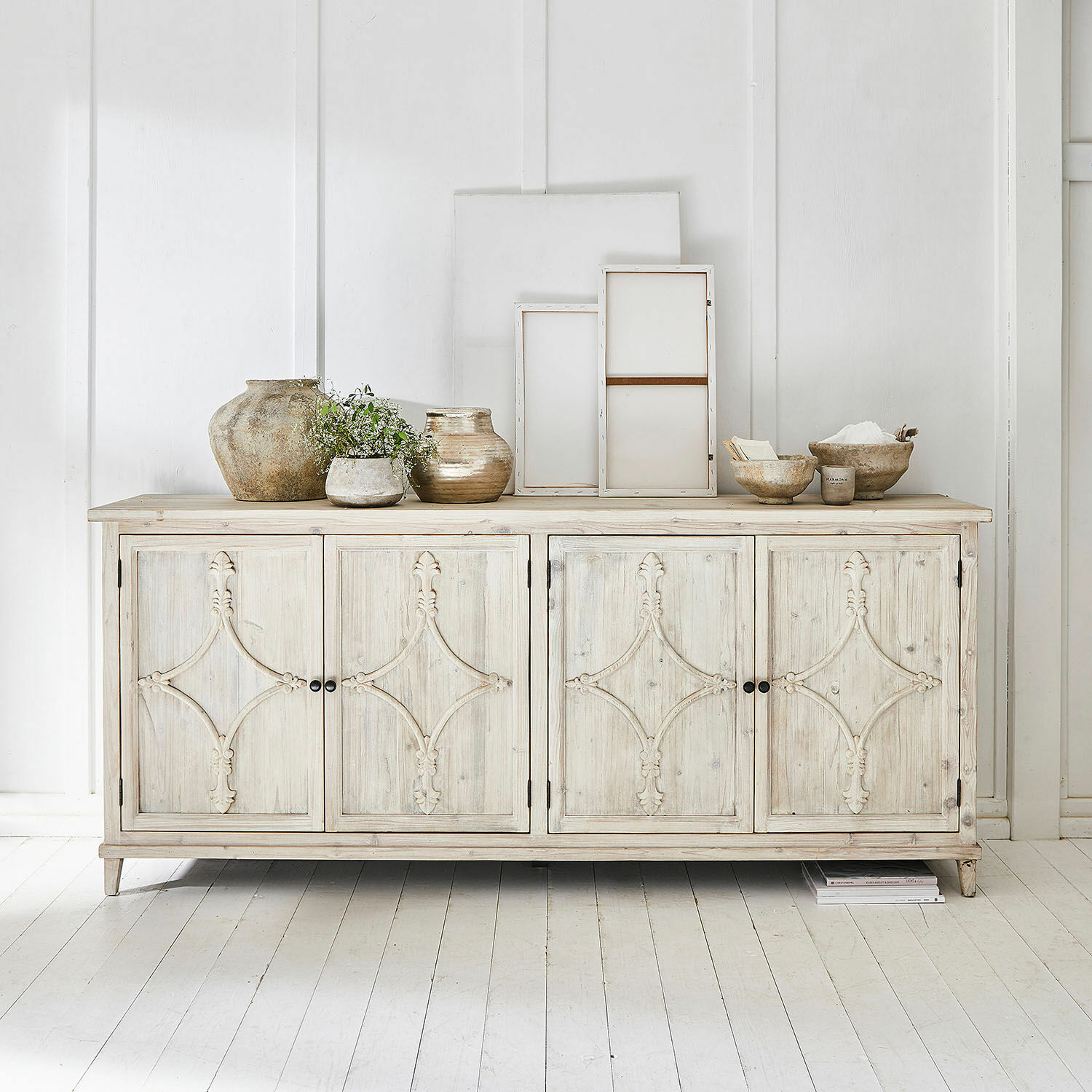 Lage kast Pemberton Lichte houten dressoir met decoratieve deuren en keramische vazen erop in lichte kamer