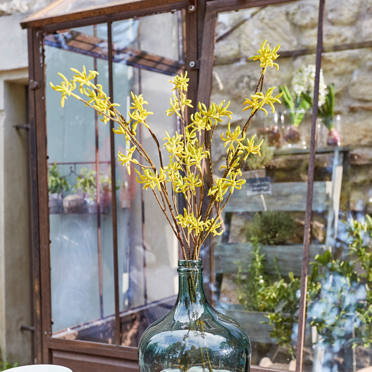 Sierbloem set van 3 Gillery Gele takken in grote groene glazen fles voor tuin en kas