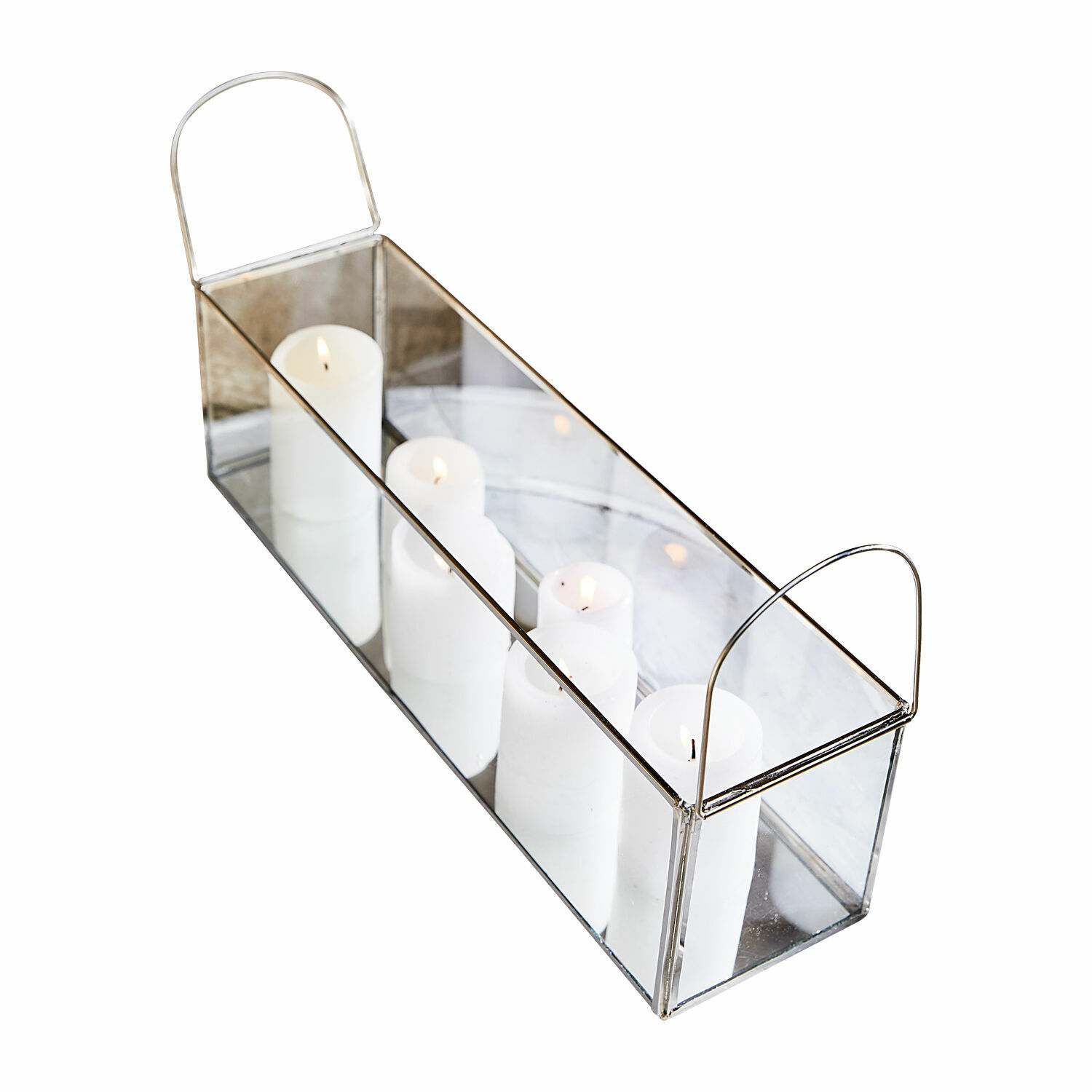 Rechthoekige glazen lantaarn met metalen frame en handvatten, witte decoratieve kaarsen