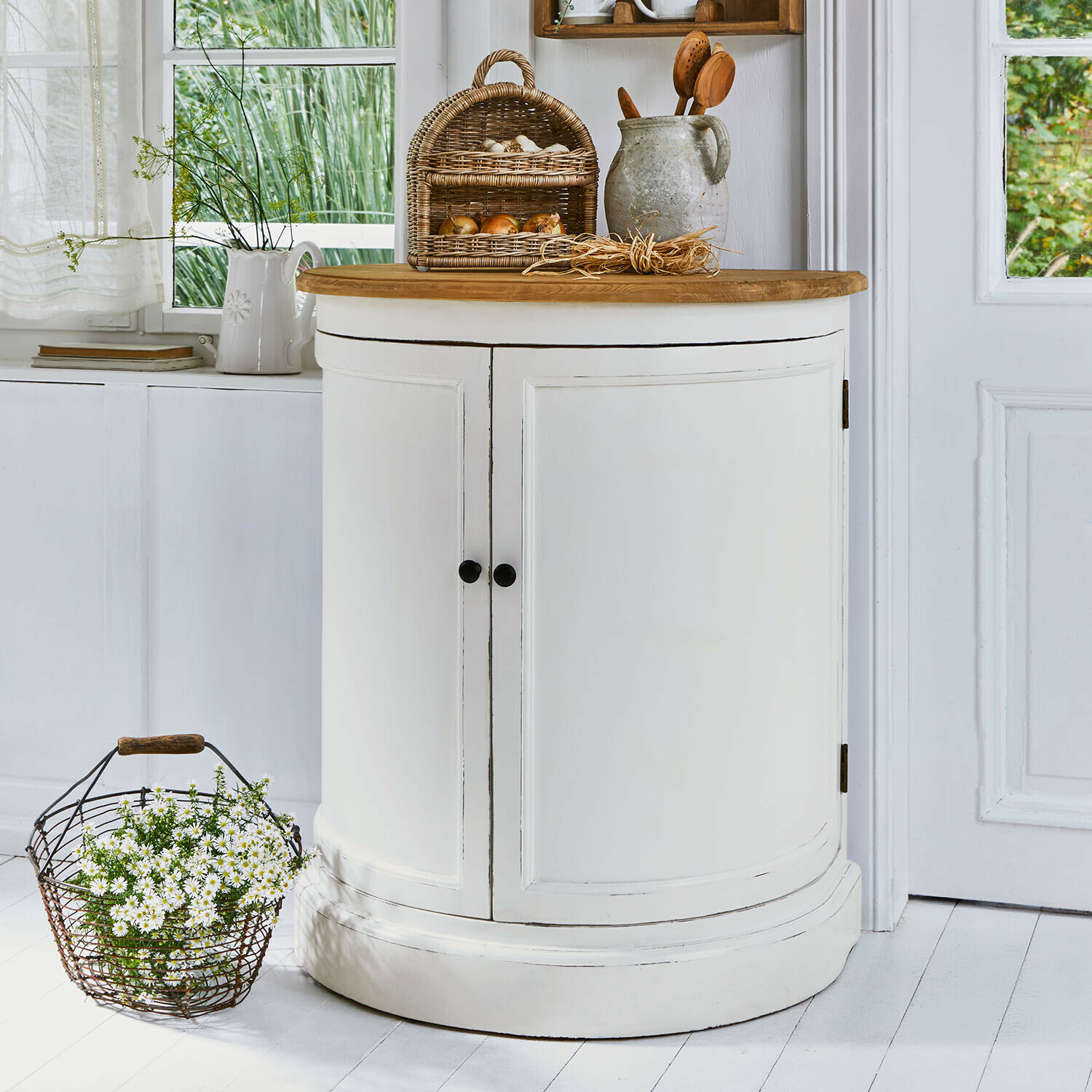 Witte houten kast met afgeronde voorkant en natuurlijk houten blad in rustieke stijl