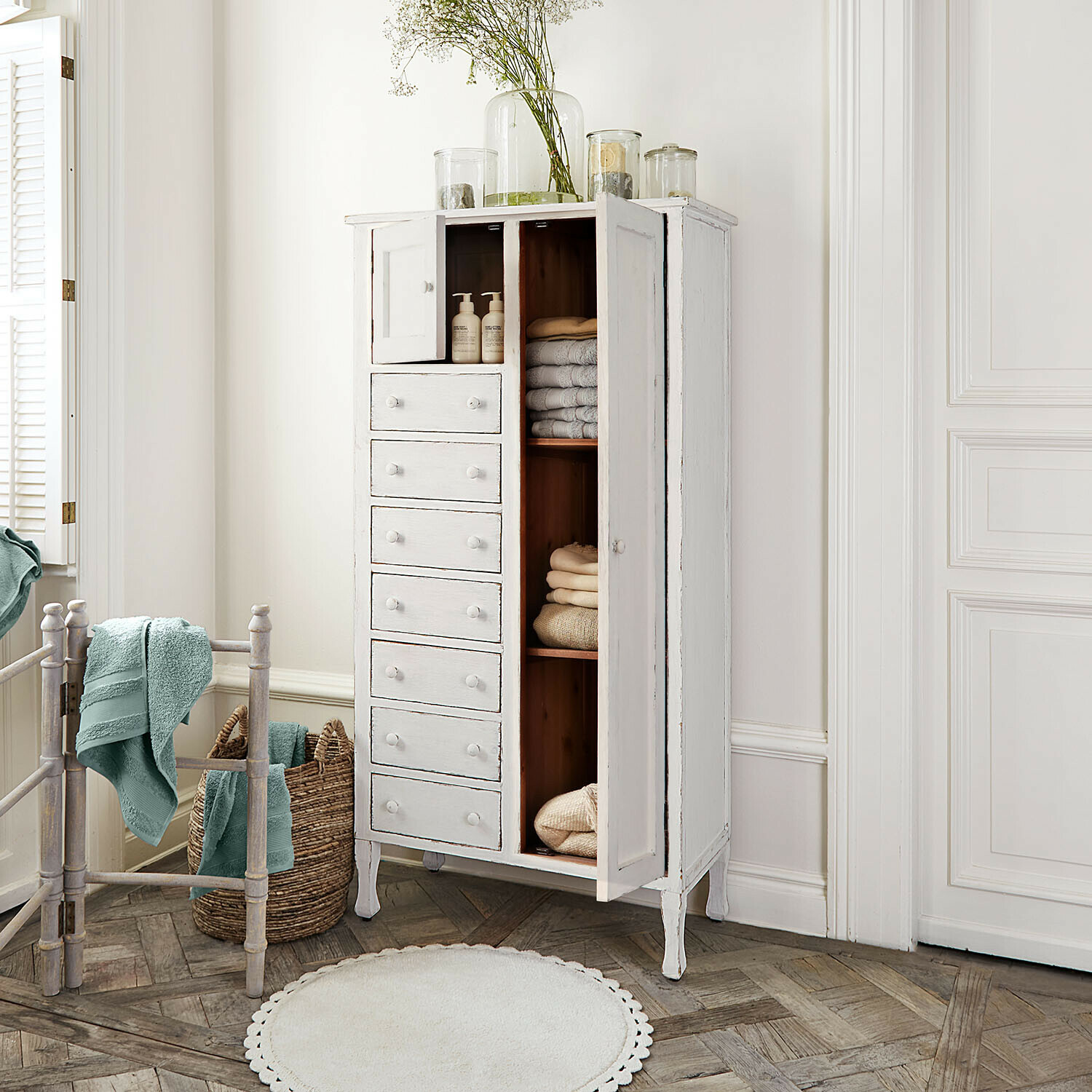 Kast Amourien Witte houten kast in vintage stijl met lades en planken voor handdoeken en cosmetica