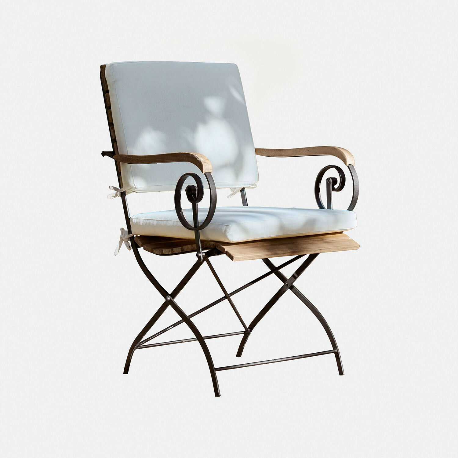 Stoel Iker van zwart metaal en bruin hout met lichte kussens op zitting en rugleuning