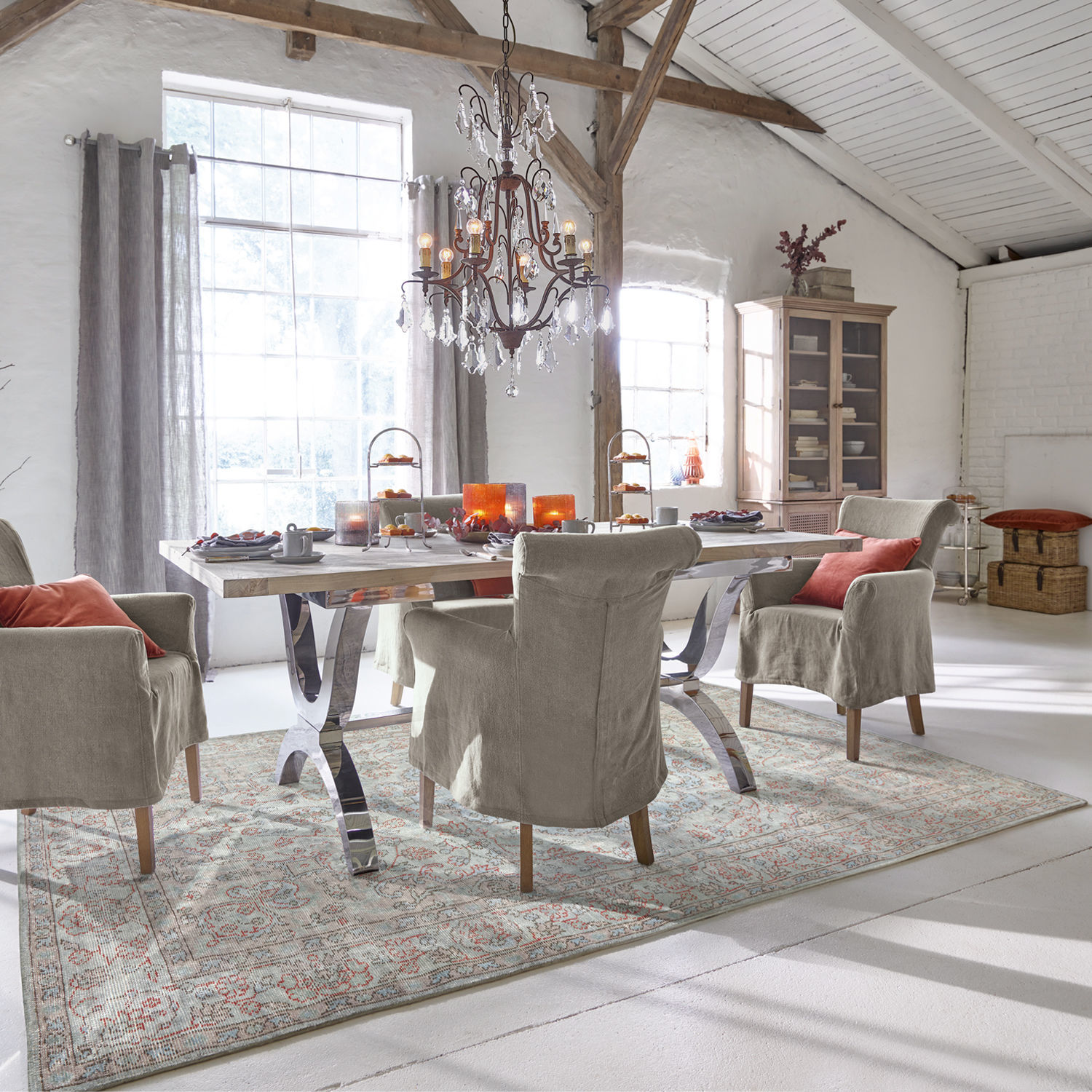 Lichte tapijt met oosters patroon in eetkamer met grijze stoelen en houten tafel