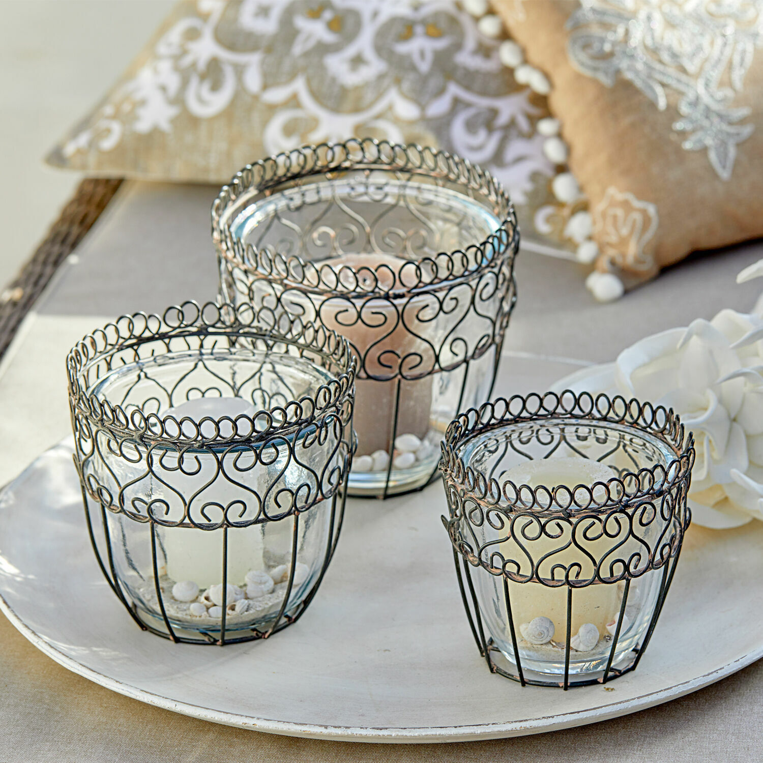 Windlicht set van 3 Soufia Set van drie glazen theelichthouders met zwart metalen frame en decoratieve patronen op een dienblad