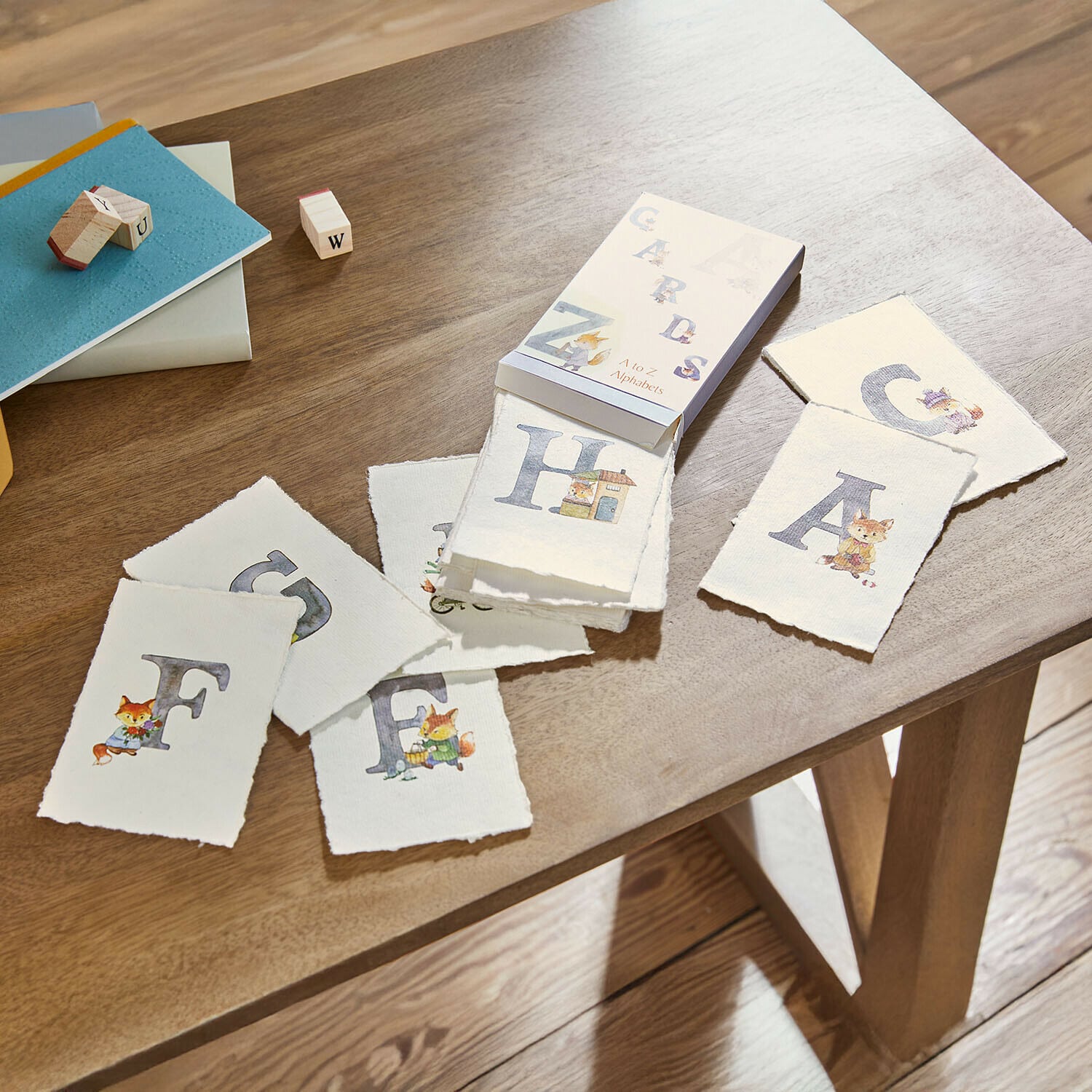 Set educatieve kaarten met alfabet en dierenillustraties op houten tafel voor letterleren