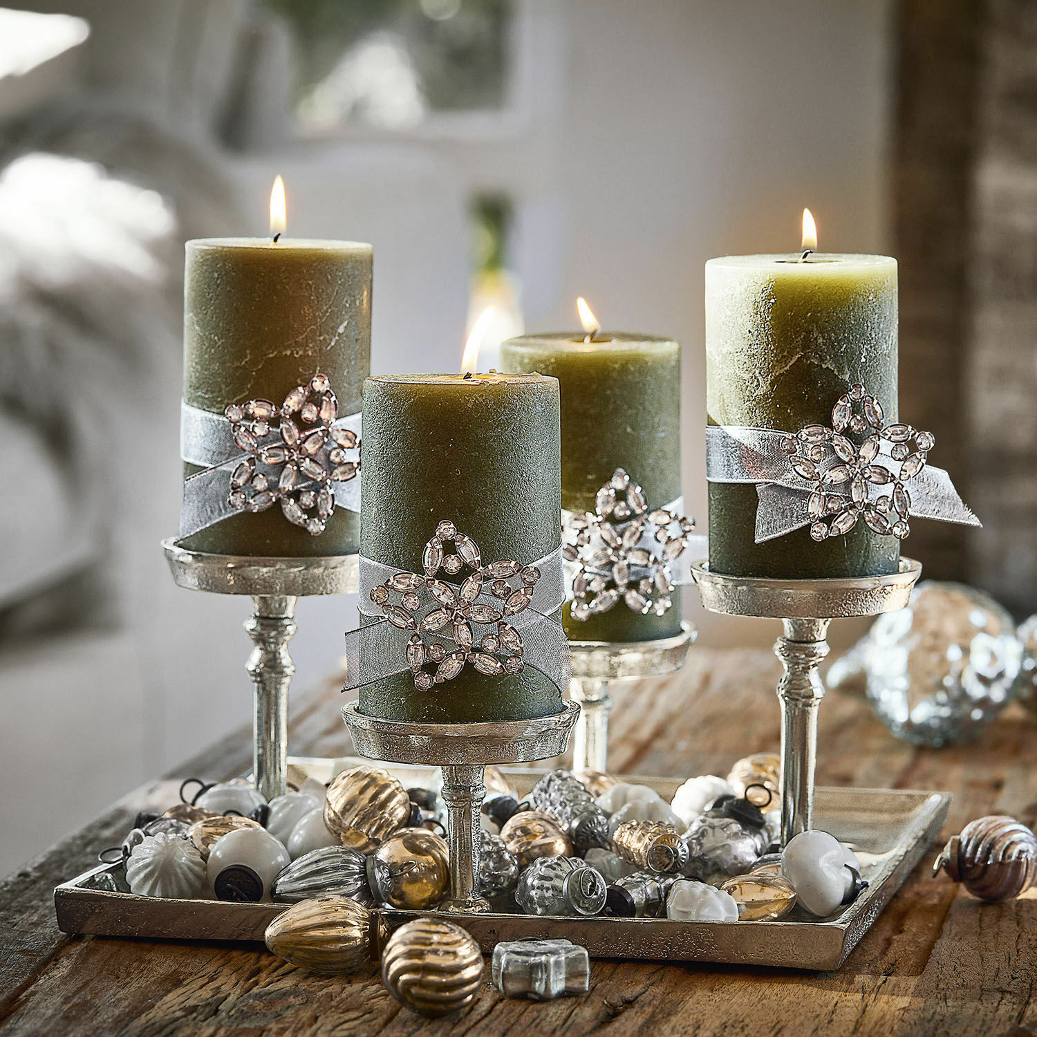 Kaarsenplateau Carsic Groene decoratieve kaarsen met kristallen versiering op zilveren kandelaars met kerstdecoratie