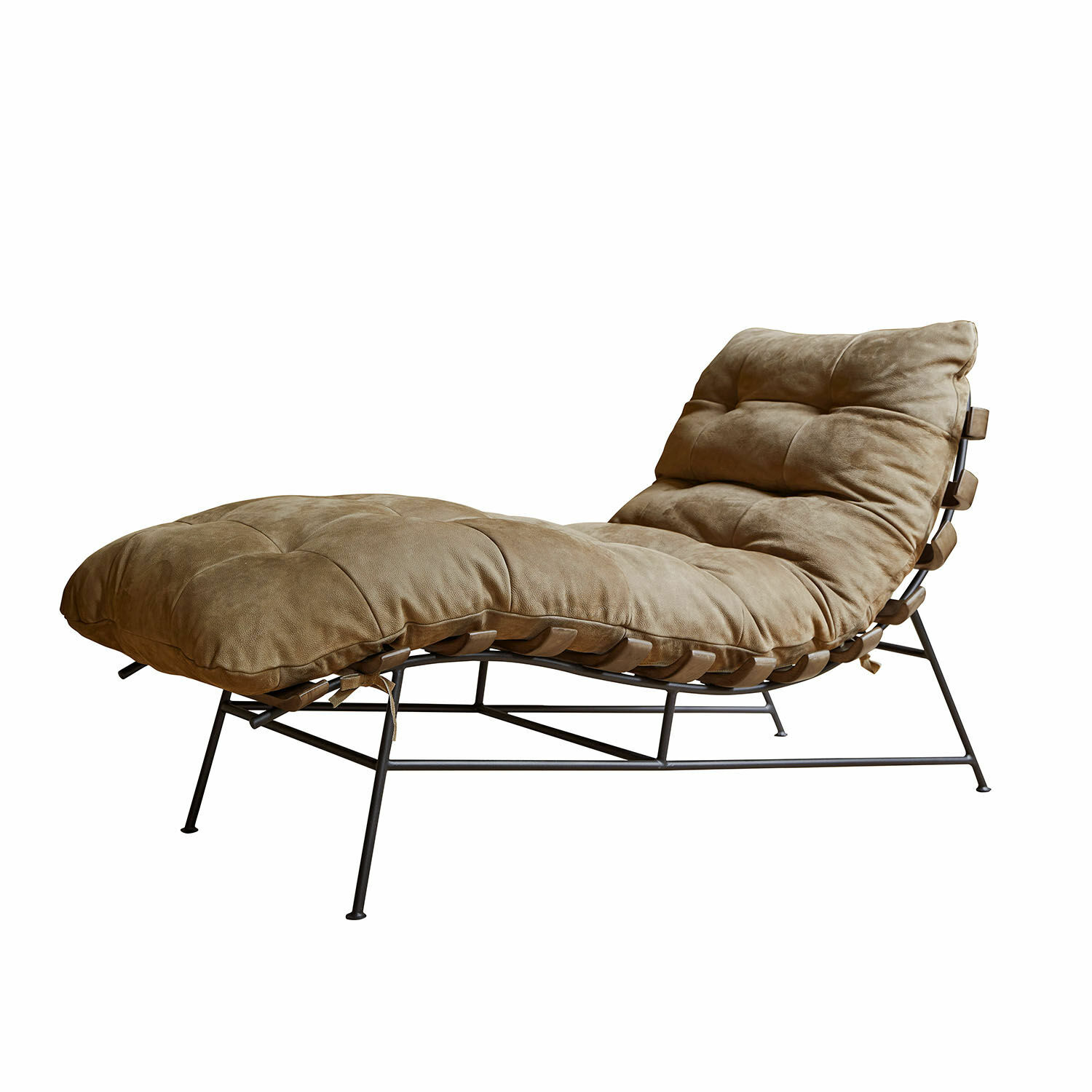 Chaise longue Horraine Ligstoel met metalen frame en zachte bruine stoffen bekleding, comfortabel meubelstuk
