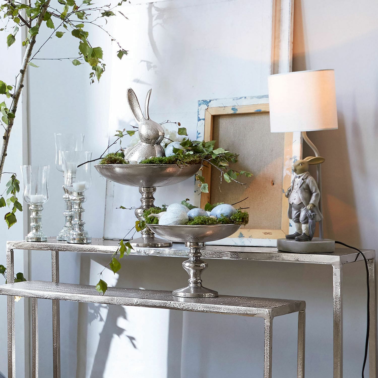 Schaal set van 2 Helfa Decoratieve zilveren schalen op voet met groen mos en blauwe eieren op metalen tafel