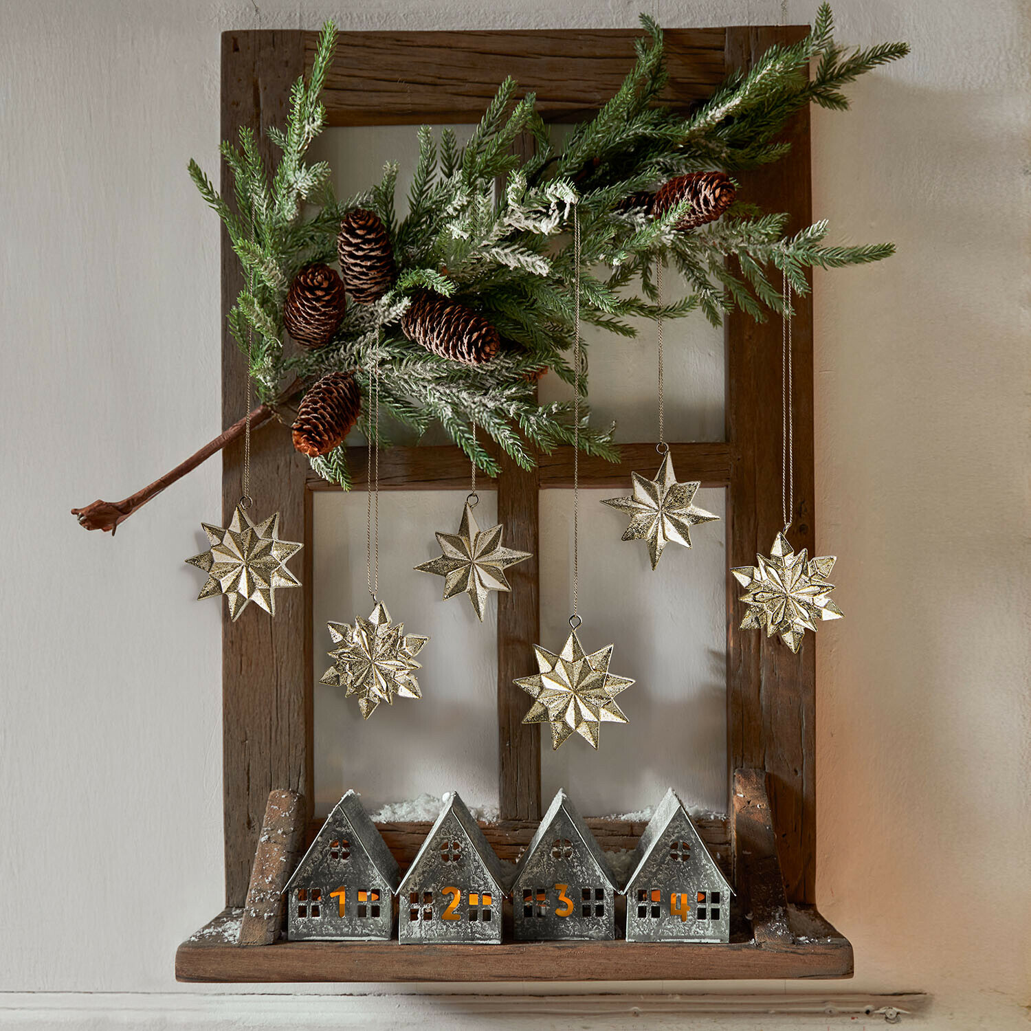 Hanger set van 6 Zamoura Kerstdecoratie met genummerde metalen huisjes en gouden sterren aan houten lijst met dennen tak