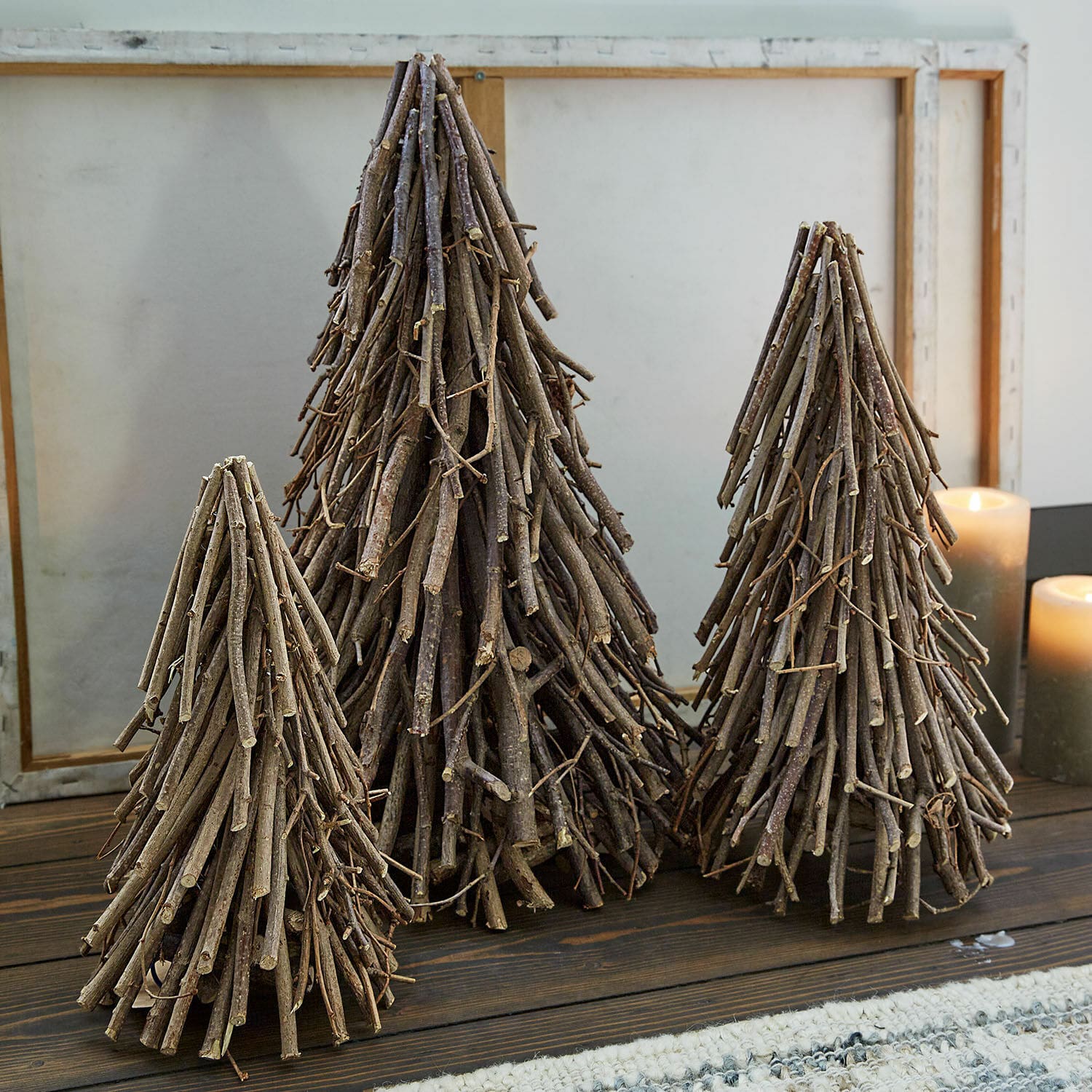 Sierboom set van 3 Orilev Decoratieve kerstbomen van natuurlijke houten takken in verschillende maten op houten tafel