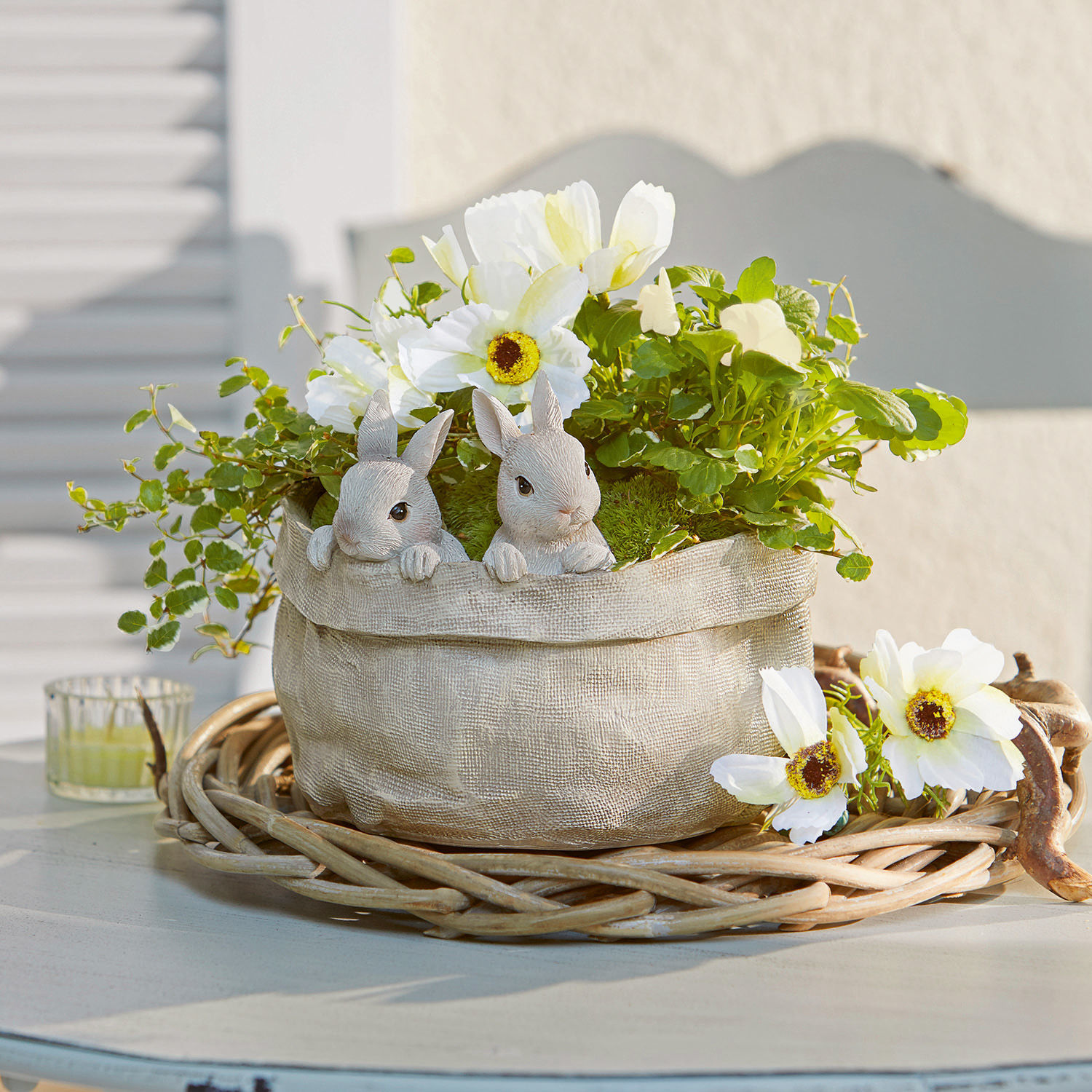 Bloempot Mouriel Decoratieve beige stoffen pot met witte bloemen en konijnenfiguren op een rieten onderzetter