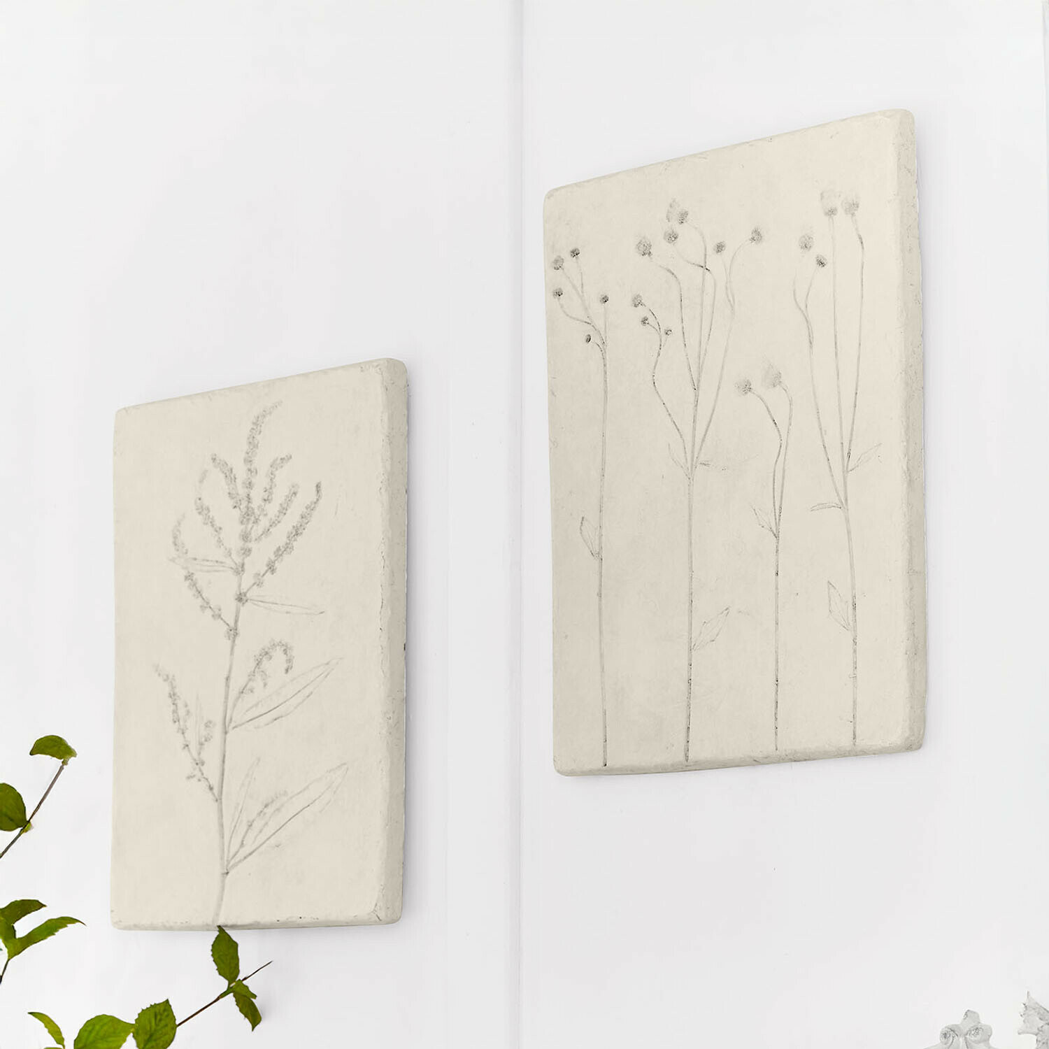 Twee beige wandpanelen met plantenmotieven, minimalistische wanddecoratie voor binnen