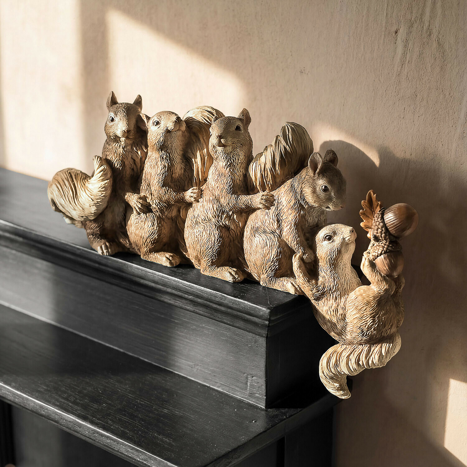 Decoratieve eekhoorntjes Quinnby Decoratieve beige eekhoornbeelden op zwarte plank, interieurdecoratie