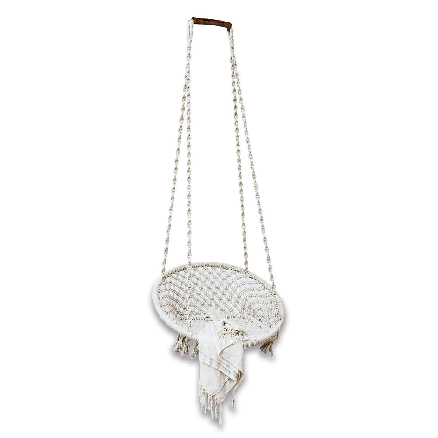 Hangstoel Tarik Hangstoel van gevlochten katoenen touw in crèmekleur met decoratief kleedje voor buiten
