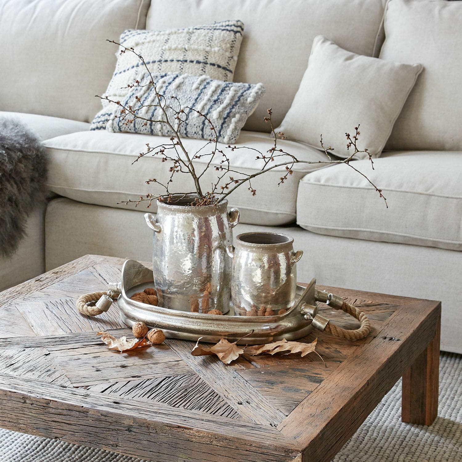 Vaas set van 2 Eleganteque Decoratieve zilverkleurige keramische vazen op houten tafel in woonkamer met beige bank