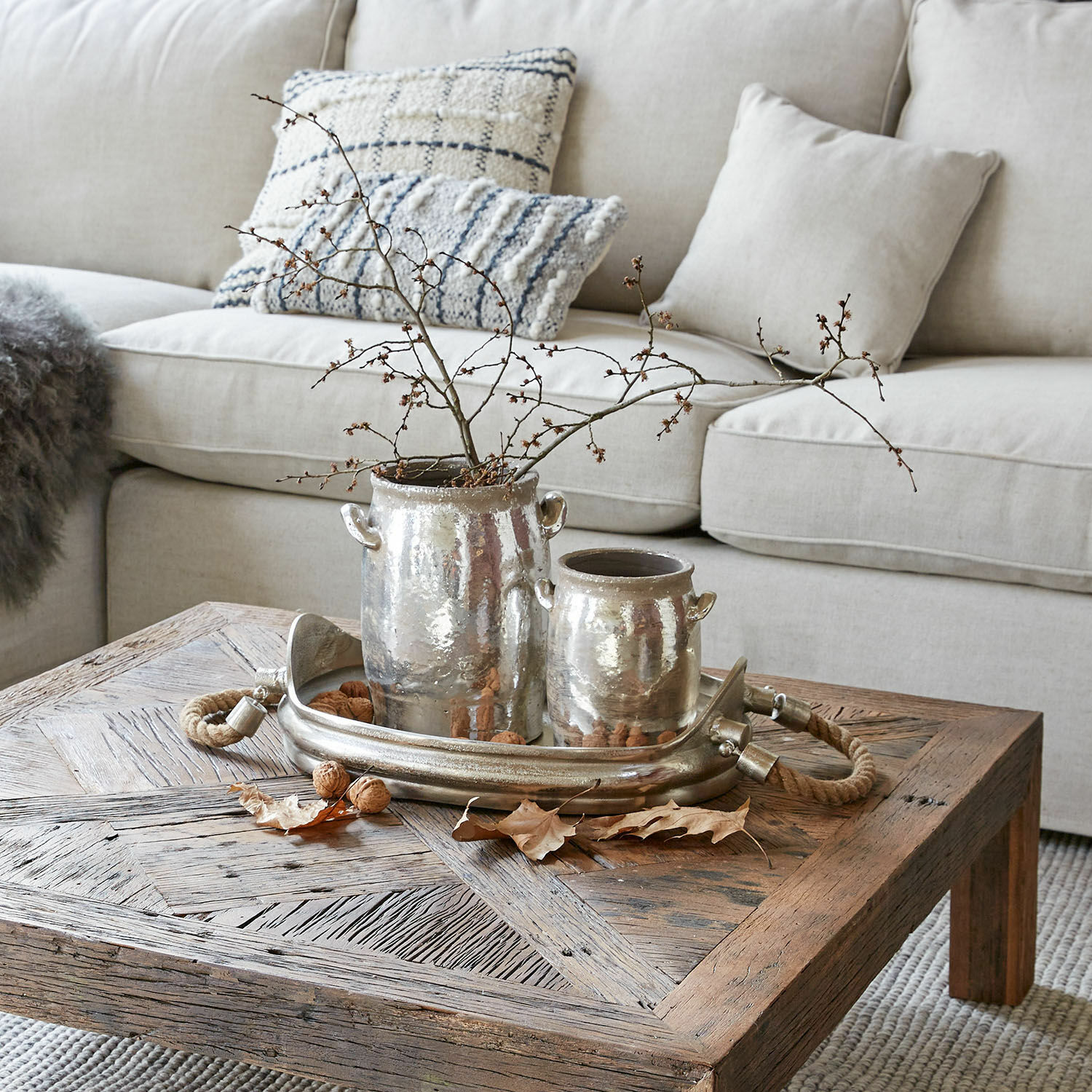 Vaas set van 2 Eleganteque Decoratieve zilverkleurige keramische vazen op houten tafel in woonkamer met beige bank