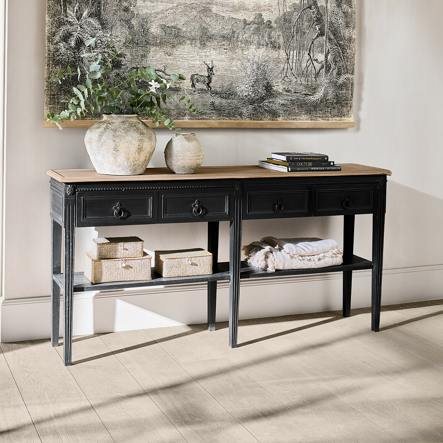 Sidetable Riviéres Zwarte sidetable met houten blad, versierd met vazen en boeken, vintage stijl voor woonkamer