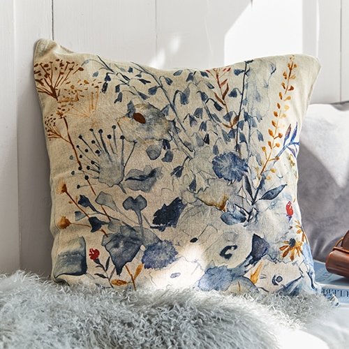 Decoratief katoenen kussen in crèmekleur met blauwbruine plantenprint voor gezellige woonkamer