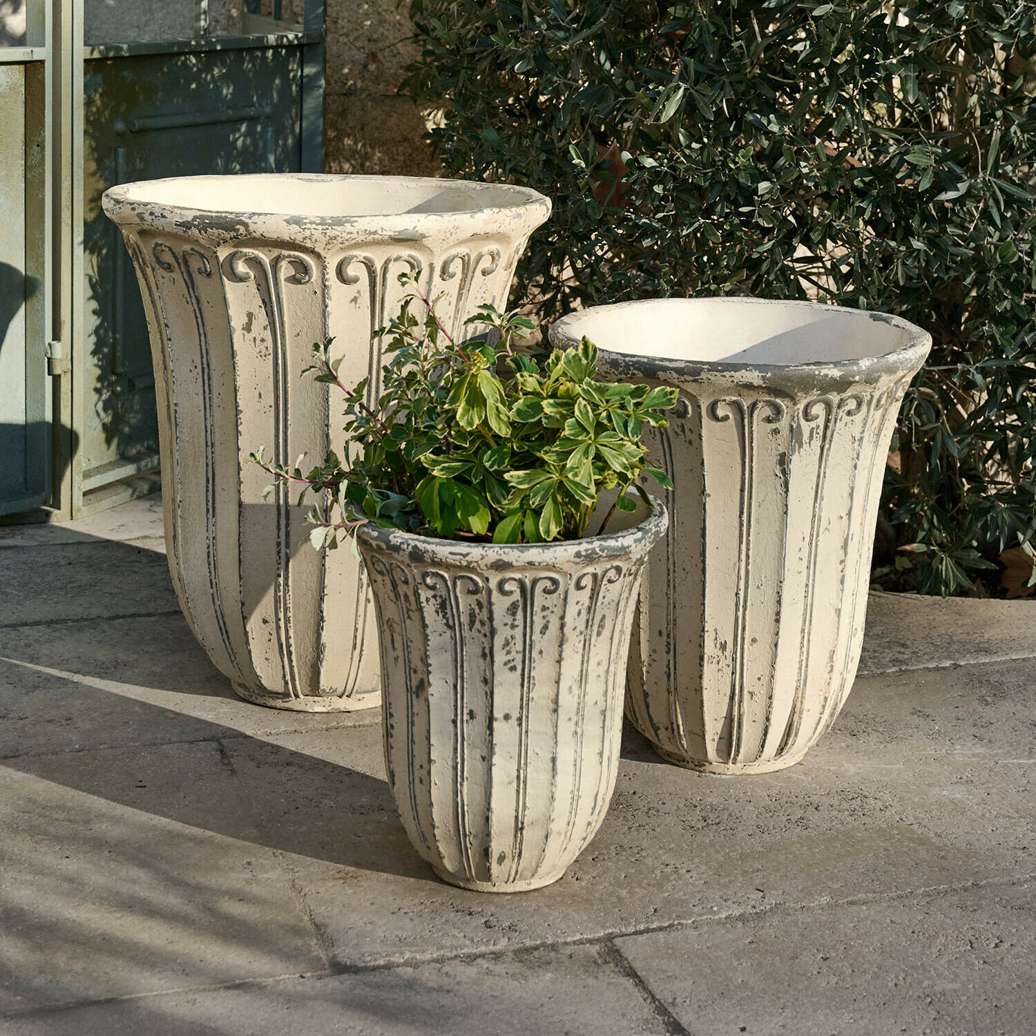 Set van drie grote lichte betonnen potten met decoratief patroon, ideaal voor tuinplanten