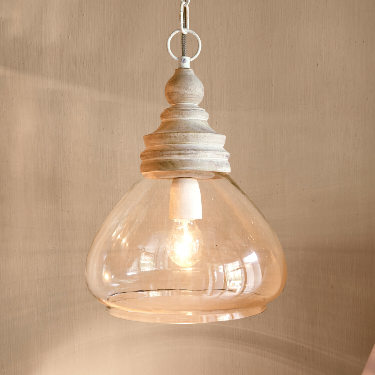 Hanglamp Pallu Hanglamp met doorzichtige glazen kap en bovenkant van natuurlijk licht hout
