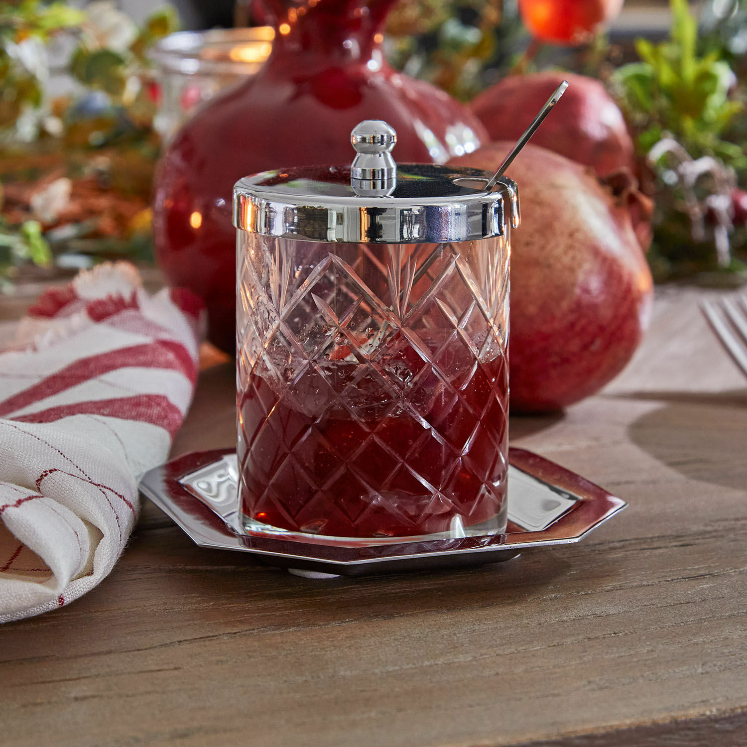 Glazen potje Mornais Glazen jampot met metalen deksel en lepel op houten tafel met fruitdecoratie