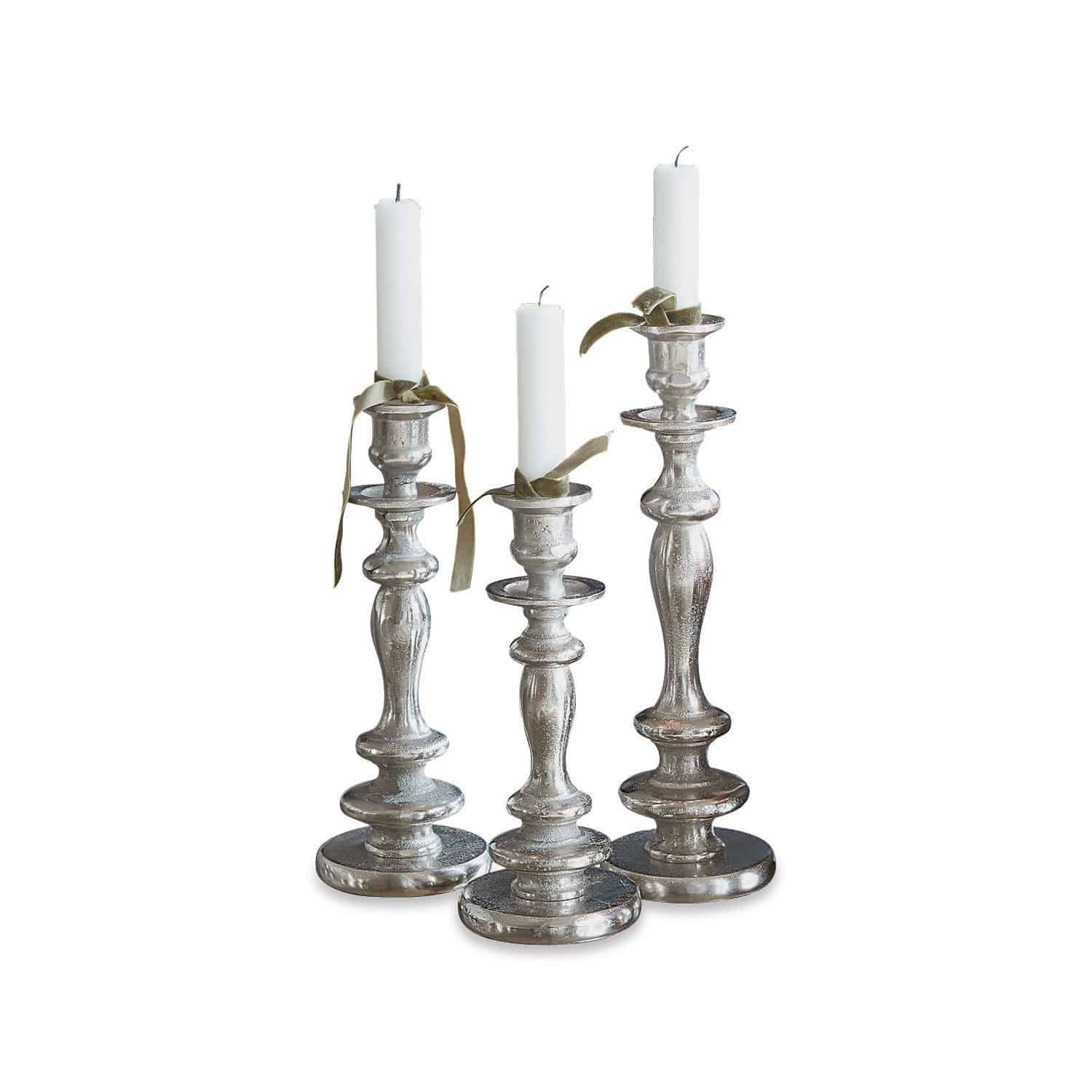Kandelaar set van 3 Borga Set van drie zilverkleurige metalen kandelaars met witte kaarsen en decoratieve linten